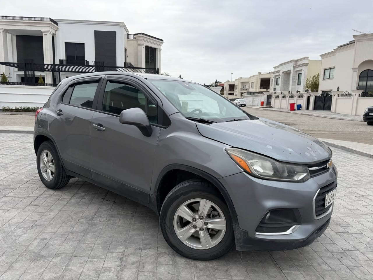 شوفيرليت تراكس  AWD 2020 للبيع. 

محرك 1.4L توربو - وارد أمريكي - شاشة لمس 7 بوصات - نظام صوتي مع ست مكبرات صوت - تحكم في الثبات - تحديد السرعة - أوتو هولد ومساعد صعود.

 رقم وهزة وسنوية جديدة  2028 
ماشيه 77 ألف ميل - تحويل شرط وكالة ب اسمي حادثة مبين ب صور صبخ بس البوند مبدل يعني قطعة واحد. 

ملاحظة الكاسكيت ضعيف يحتاج ٢ ورقة مصرف. 

و ١٨ ورقة غرامة علي ينزل من السعر

السعر ٩٨  ورقة و بية مجال 

للتفاوض. الرقم ***********. أربيل, العراق
