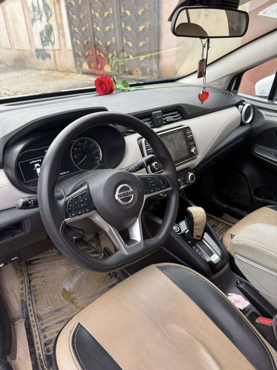 🚗 إعلان بيع سيارة: نيسان فيرسا 2020 (SV)
لأهل كركوك الكرام، سيارة ممتازة وبحالة نظيفة جداً للبيع:
 النوع: نيسان فيرسا (Nissan Versa)
 الموديل: 2020
 الفئة: SV
 اللون: أبيض صدفي مميز (مطلوب جداً في السوق)
 الرقم: رقم كركوك (هزة وفحص جديد، جاهزة للتحويل)
 الممشى: 38,000 ميل فقط (عداد حقيقي ونظيف)
🛠️ تفاصيل الحادث والجاهزية:
 الحادث: ضرر خارجي خفيف جداً 
 الإيرباغات: سليمة 100% ولم تفتح (شرط الفحص).
 الصور: صور الحادث مرفقة مع المنشور للمصداقية والشفافية التامة.
✨ المواصفات والوضع الميكانيكي:
 السيارة بحالة الوكالة من ناحية المحرك، الجير، والتبريد.
 داخلية نظيفة جداً وبحالة ممتازة.
 اقتصادية جداً في استهلاك الوقود وجاهزة للاستخدام فوراً دون الحاجة لأي مصاريف.
 📍 مكان السيارة: كركوك
 💵 السعر: (125 ورقة : "للاستفسار يرجى المراسلة أو الاتصال")
 📞 للتواصل والاستفسار: (***********)

