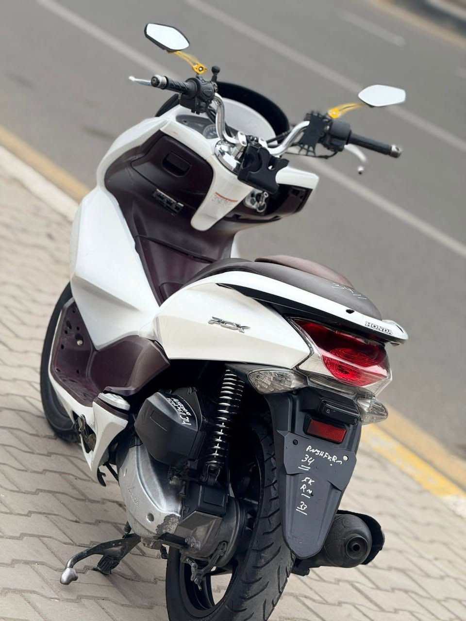 السلام عليكم للبيع دراجه pcxجيل الاول  دراجة مال رمبه ماخذها رمبه الدراجه وأعلى ايدي ياباني الاصلي دراجه جديده مال جناي وعلئ ايدي لون مميز 
ياباني الاصلي دراجه كامله أستان كهربائي حساس ازدحام حرف دراجه جديده الدراجه مكينه لوك شلعه معدل خير من اللّٰه دراجه تكول جديده بمعنئ الكلمه واحلا من الصور مال جناي المكان بغداد دراجة مكفوله اي نقص مابيه السعر مليون و450الف
وبيها مجال   
اي استفسار  *********** بغداد, العراق
