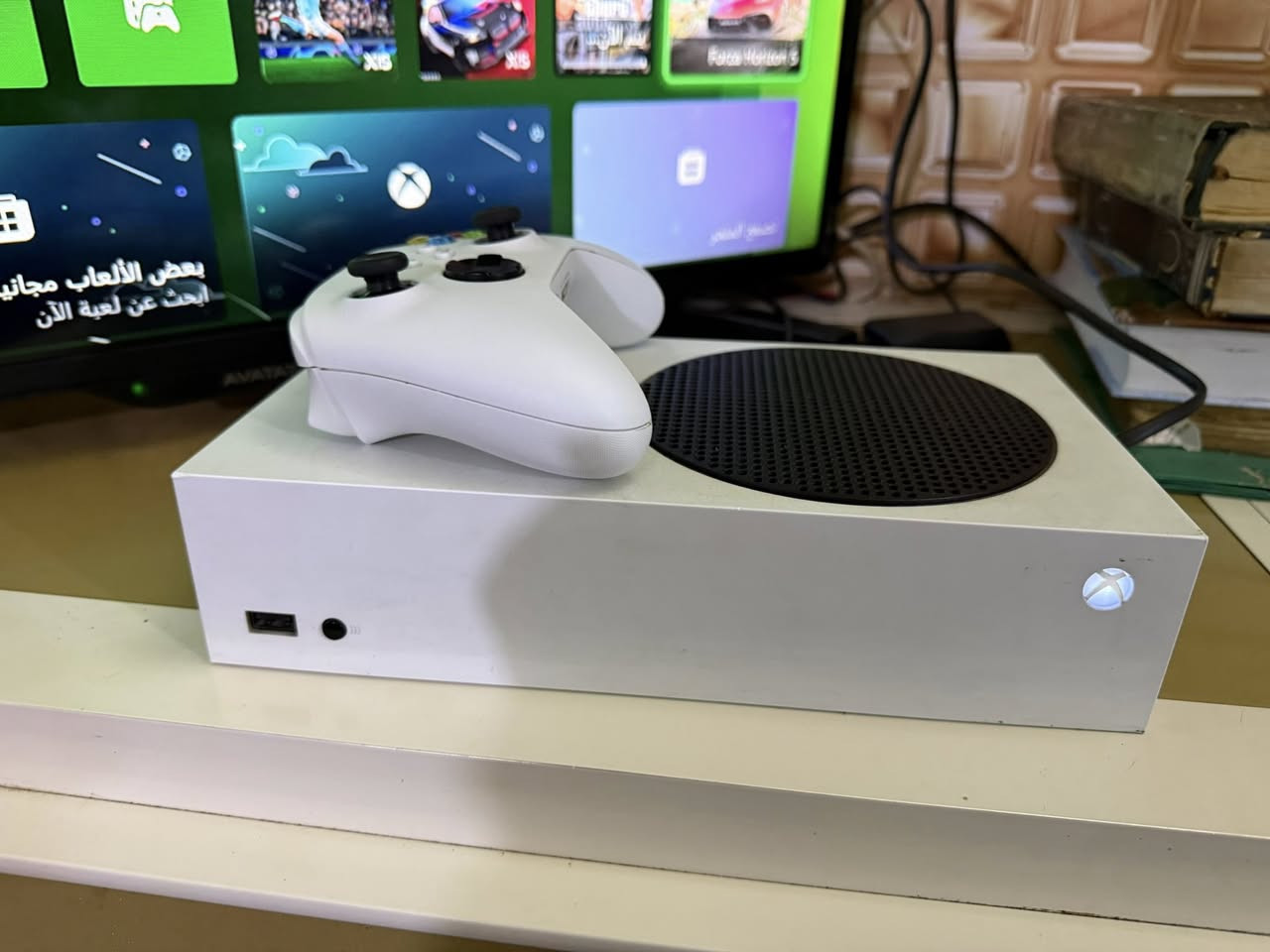 السلام عليكم جهاز اكس بوكس سيرس اس جهاز نضيف لامفتوح ولامصلح تجي تشوفه تكلبه تفحصه وين ما يعجبك جيل 23ذاكره 512  بي فورزه 5 كلف ديوتي فيفه 23 روكت ليك جتي اي فايف  مع كامل ملحقاته حته كارتونه موجوده ماته بسعر 375 بي مجال قليل مكاني الامين ثانيه قرب افران سعاده *********** للاستفسار خاص او واتس اب
