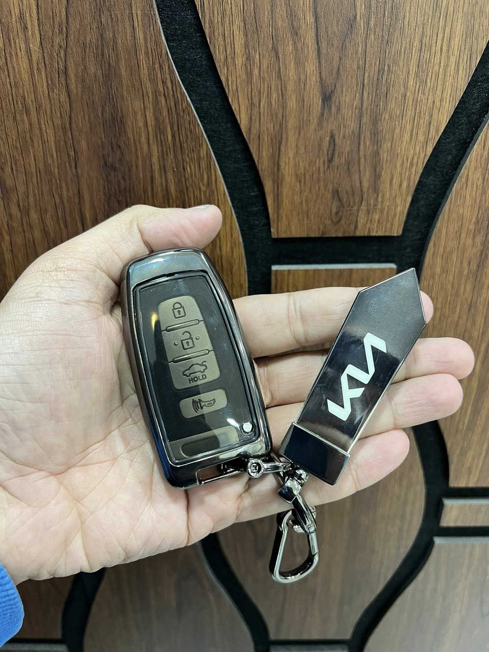 غلاف بصمة كيا موهافي 
4 دكم لون اسود شعار كيا
سعر 20.000 شامل التوصيل 
*********** واتس اب
