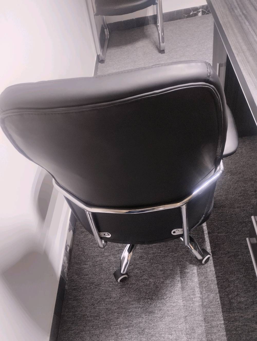 ميز اجتماعات 
ميز مكاتب عدد 2
كراسي مكاتب عدد 2
العنوان المنصور البيجيه قرب بوابه المنصور ستي