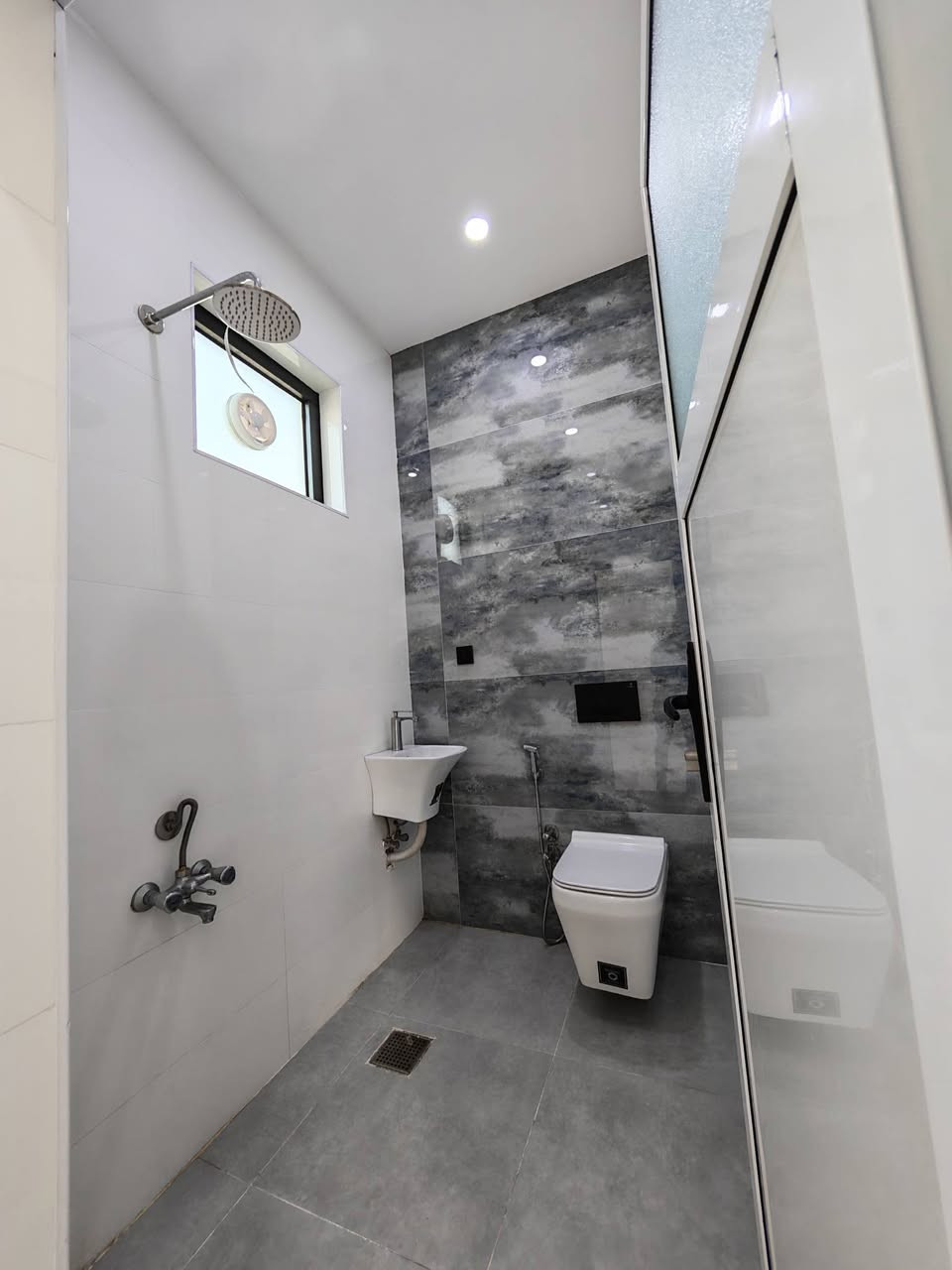 🏠 هەلێکی ناوازە بۆ ئەوانەی بەدوای ماڵی خەونەکانیاندا دەگەڕێن!
​خانوویەک بە ڕووبەری ١٠٠ مەتر لە گەڕەکی عەدالە بۆ فرۆشتن، بە دیزاینێکی سەردەمی و کوالێتی زۆر بەرز.
​✨ تایبەتمەندییەکان:
​🏗️ تازه دروستکراوە: هەموو کەرەستەکان کوالێتی بەرزن (فول مواسەفات).
​📐 ڕووبەر: ١٠٠ مەتر (بە نەخشەیەکی زۆر دڵگیر و فراوان).
​📍 ناونیشان: گەڕەکی عەدالە - شوێنێکی ئارام و نزیک لە هەموو خزمەتگوزارییەکان.

​🔑 ئەم خانووە بۆ ژیانێکی ئاسوودە دروستکراوە!

📞 بۆ پەیوەندی و بینینی خانوو:
[***********]
​
​🏠 فرصة ذهبية في حي العدالة! منزل الأحلام بانتظارك
​منزل للبيع بمساحة ١٠٠ متر، بناء حديث (صفر) بتشطيبات راقية جداً (Super Deluxe).
​✨ المواصفات:
​🏗️ البناء: حديث وجديد كلياً، تم استخدام مواد بناء من الدرجة الأولى.
​📐 المساحة: ١٠٠ متر (تصميم هندسي مميز يستغل المساحة بالكامل).
​📍 الموقع: حي العدالة - منطقة هادئة وراقية وقريبة من جميع الخدمات.
​
​🔑 منزل جاهز للسكن الفوري بمواصفات عالية الجودة!
📞 للاستفسار والمعاينة يرجى الاتصال على:
[***********]
​#خانوو #فرۆشتن #عقار #عقارات #منزل_للبيع #عەدالە #العدالة #RealEstate #HouseForSale #LuxuryHome
​#abdlaziz
#a2z
