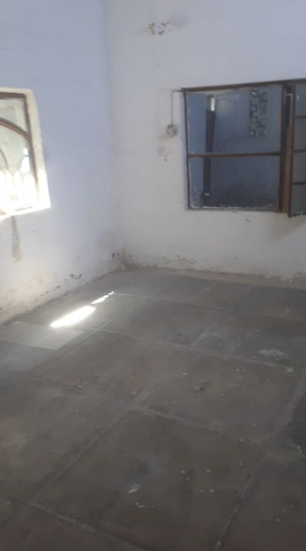 السلام عليكم . لتعذر البيع سابقا . بيت 200 متر يباع كاع لسوء أوضاعه حاليا بسبب تركه مدة طويلة والمجاري ايضا للإستفسار ***********
