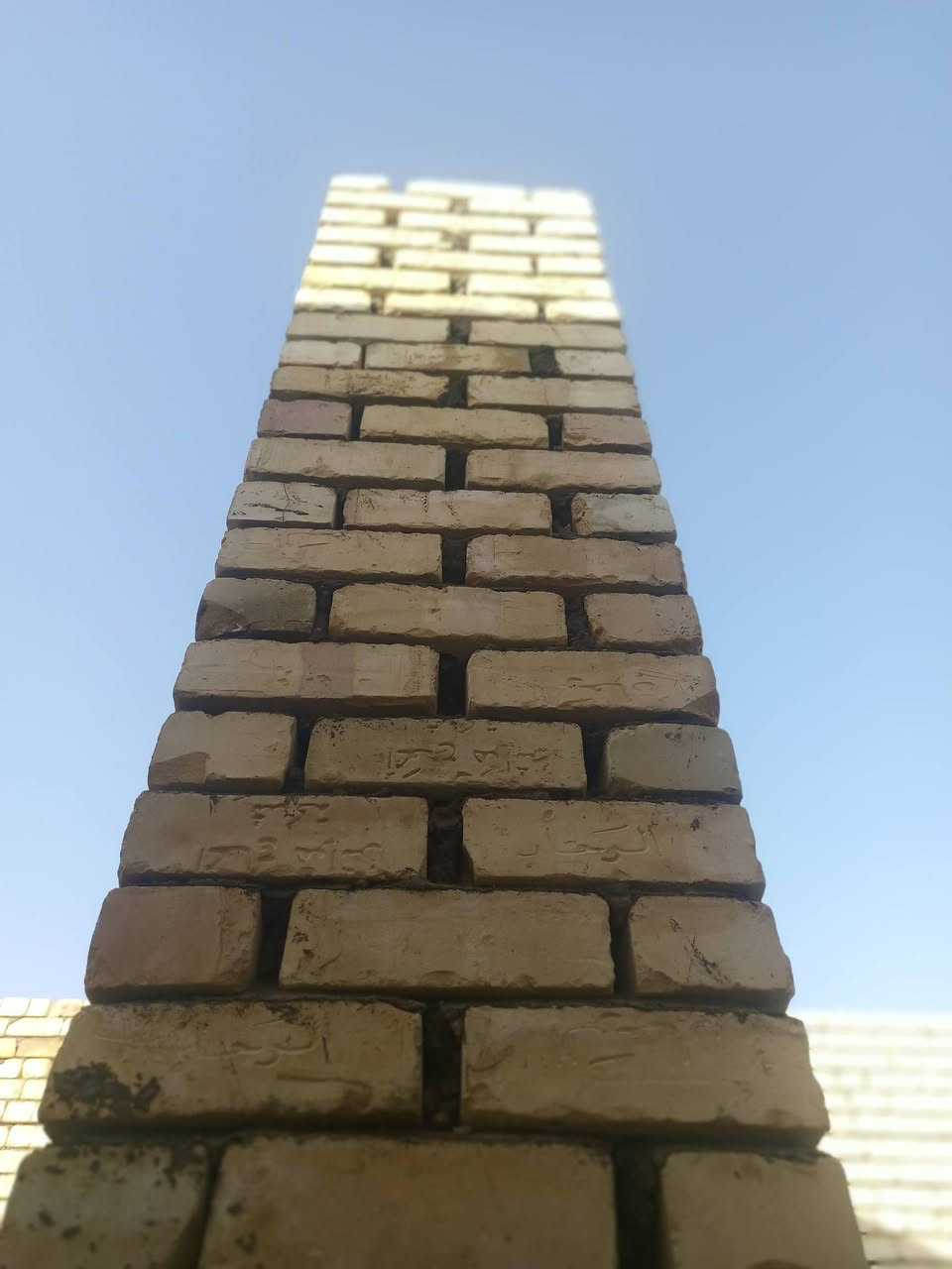 كادر خلف بناء.   متفرغ حالياااا.  ***********
***********
