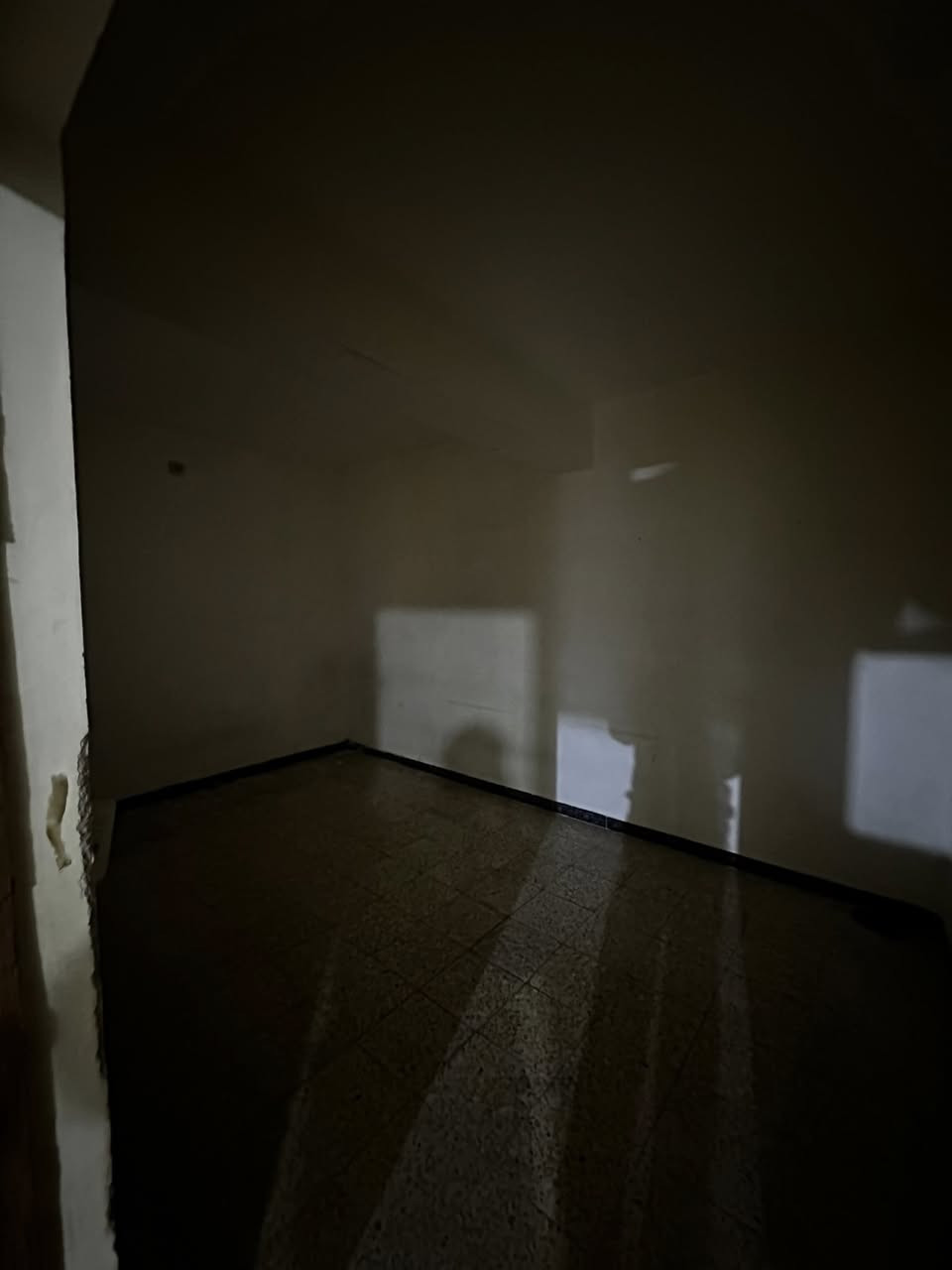 #للايجار____في____السيدية 

شقة طابق اول فوق الارضي 

تحتوي على ثلاث غرف نوم وصالة ومطبخ وخدمات 

قيمة الاجار:600 الف 

للاستفسار:***********

او زيارة مكتب الفهد الهندسي للمقاولات العامة/شارع جامع الاقصى مقابل مكتبة الحكم سنتر
