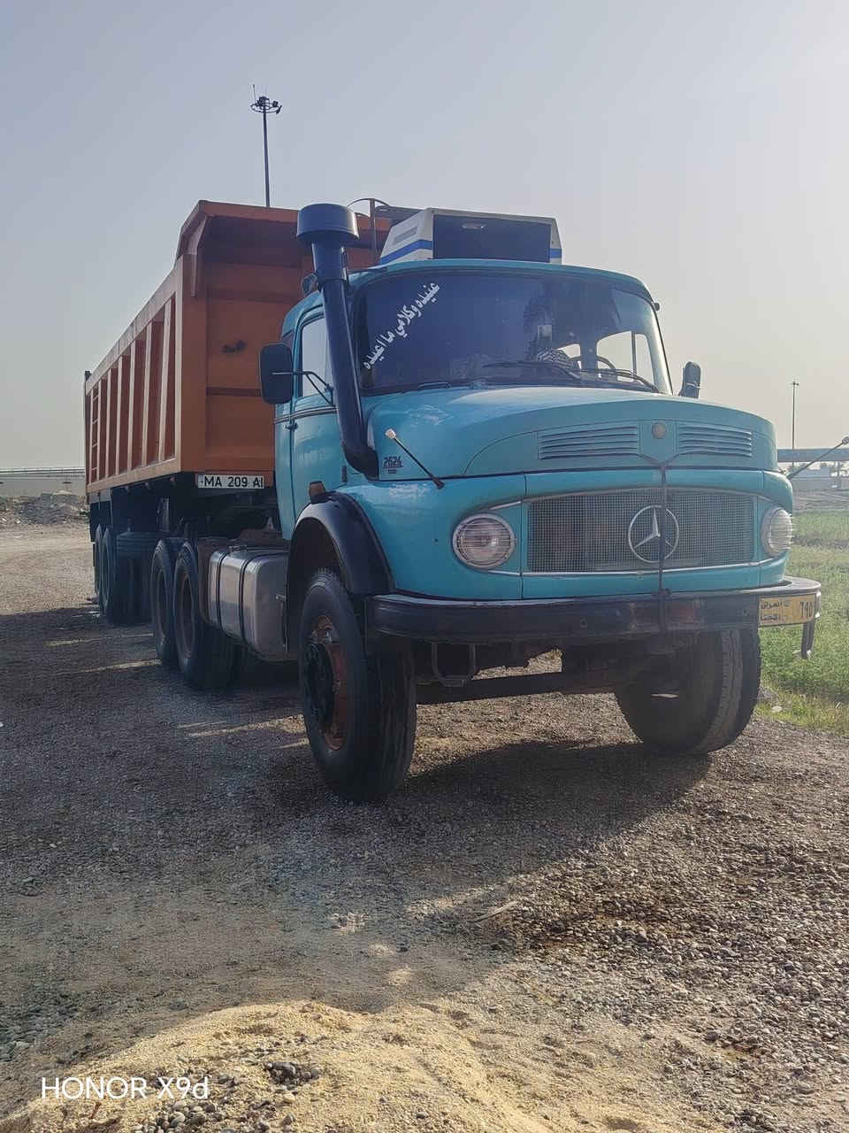 لسلام عليكم مارسيدس تريله قلاب82 للبيع راس وعربه جاهزه للعمل  تخم تاير  راس وعربه. راس بلادي عربانه براعه عربانه جديده كير ومحرك وشاصي كله مكفول .للستفسار.      ***********.                      ***********
