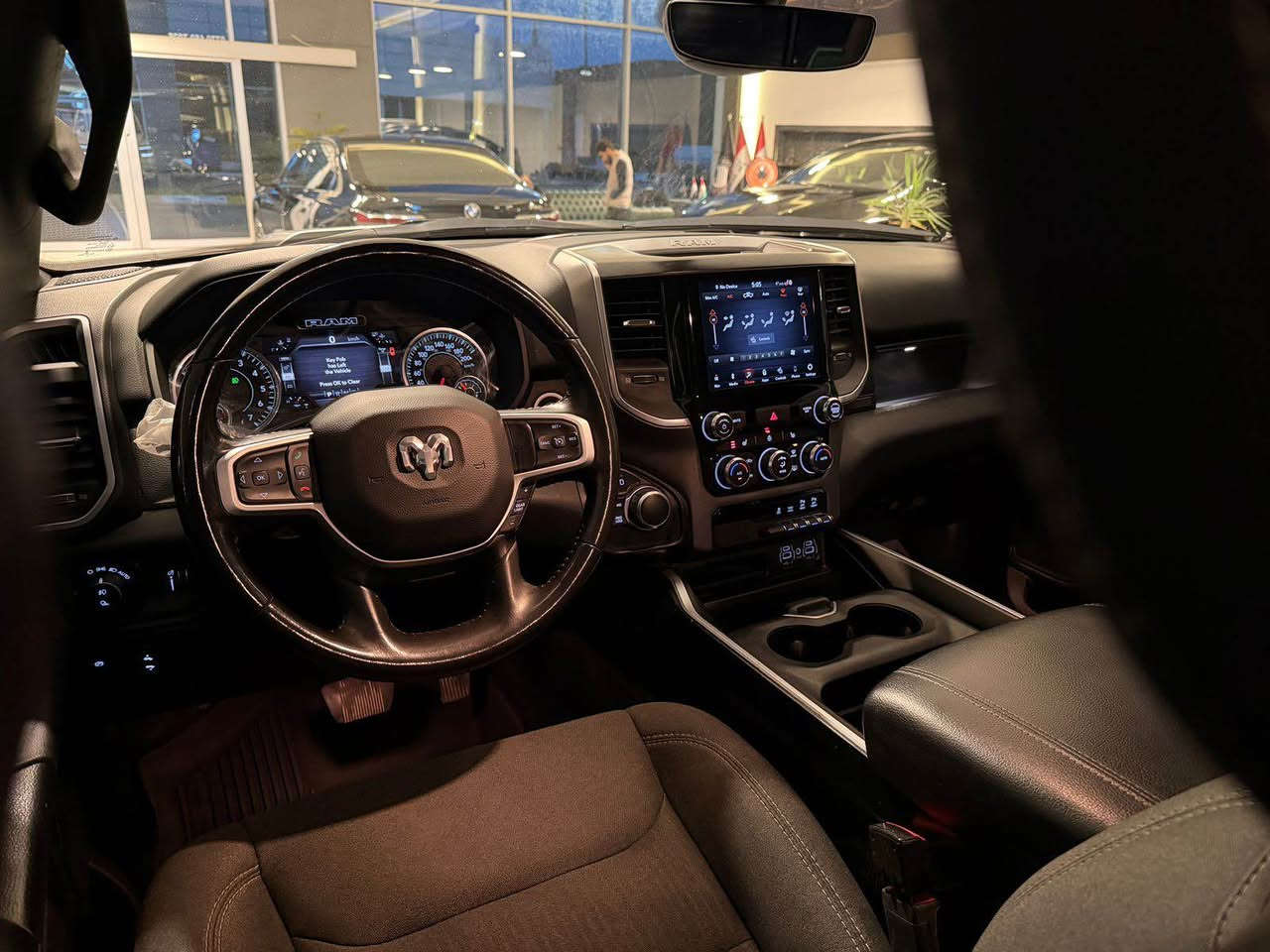 ‏‎السلام عليكم

للبيع بسعر جدا مناسب 🔥🔥🔥

دوج رام موديل 2021 باب طويل بدي قصير (المرغوب)محرك 8 سلندر 5700 ماشيه 48 الف كلين تايتل

🚨مواصفات (فور ويل وكامرا وحساسات و تشغيل عن بعد وكشنات تدفئة وستيرن هيتر وبصمه و تحكمات ستيرن ومري كهرباء وكشن كهرباء وبعد هوايه مواصفات.

🚨السياره كلين تايتل مكفوله من كلشي 

🚨گير ومكينة بشرط بدون خلل او فتح

🚨رقم وفحص وهزه جديد وسنويه جديده لحد 2030

السعر : 298 $ ورقه 

للاستفسار: *********** كاوه جمال 

العنوان: السليمانية المعارض الجديده شركه (الجاف موتورز ) السليمانية, العراق
