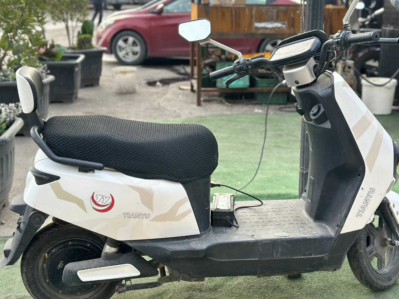 السلام عليكم 
سعر مناسب
دراجه شحن للبيع 
5بطاريات
المحرك: يعمل بمحرك كهربائي بقوة 1500 واط. 
البطارية والمدى: يستخدم بطارية جرافين، ويصل مداه إلى 60 كيلومتر في الشحنة الواحدة. 
السرعة: تصل سرعته القصوى إلى حوالي 65كم/ساعة. 
التصميم: يتميز بتصميم مخصص
، مع وجود أضواء أمامية مزدوجة مميزة
3نمر سرعه
للعنوان_بغداد_الاعظميه 
صار فتره من ماخذه 
تعال خاص بيك خير وتدلل


**إذا كنت صاحب هذا الإعلان وتريد حذفه لأي سبب، رجاءا أرسل رسالة إلى الدعم الفني**