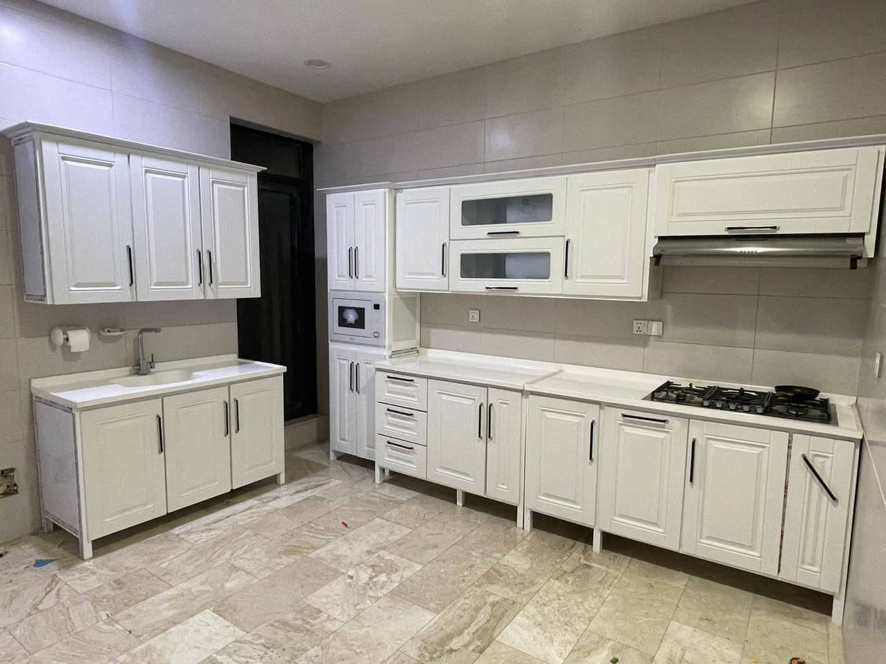 السلام عليكم اغراض جديده للبيع
١- مطبخ كامل مع الطباخ والمايكرو والمرشحه قياس صفحة الطباخ ثلاث امتار ونص وقياس السنك متر و٤٠ سم جديد نظافته ٩٨٪؜ قبل ٦ اشهر فصلته كلفني ٦ملايين ونص السعر الحالي نهايته مليونين ونص 

٢- غرفة نوم لمس تركي ٦ ابواب نظيفه جداً مع الدوشك والقنفه والطبله والساعه والبرده والتيبلام السعر النهائي مليون ونص 

٣- غرفة اطفال حديث الولاده لحد عمر ٧ سنوات جديده مع مكتبه والدوشك  والتيبلام والبرده السعر النهائي ٥٠٠ الف 
الموقع بغداد الصليخ ال ٦٠٠ 
للاتصال ***********
