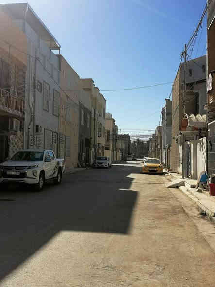 السلام عليكم بيت ٧٥ متر سند ٢٥ خدمات فول مجاري تبليط ١٠ متر ارصفة مجاري تصريف مياه امطار يقع في كربلاء حي جار العباس عليه السلام البوبيات عمود كهرباء ٧٤ أسواق الكرز البيت يحتوي على ٢ غرف نوم و صالة و مطبخ و استقبالبناء على يدي درجه اولى السعر ١٤٠ قابل للتفاوض  يبعد ٢ كيلو عن الحرمين الكريمين للاستفسار ***********
