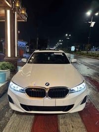 للبيع   Bmw 330i 2025  Sport line  ماشيه الف ميل فقط يعني زيرو  كشنات ...