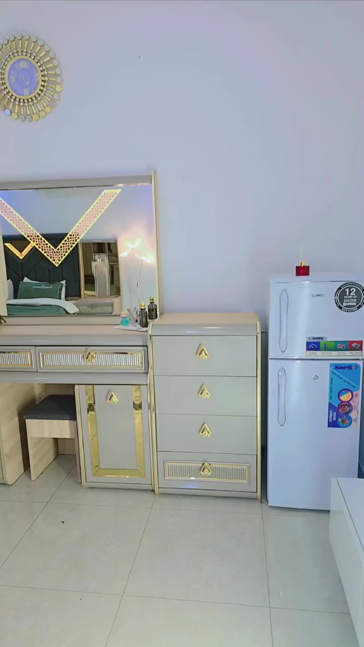 سلام عليكم غرفة  تركي ١١ قطعة خشب ثقيل 
اناره لمس جرباية مخزن برغي جوي حديد نضافة ٩٠ بل مية مكاني بغداد  متواجد بس واتساب ***********
