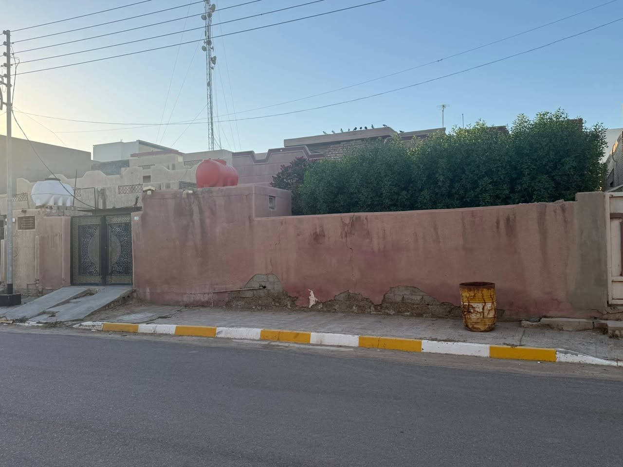 بسم الله الرحمن الرحيم
التسلسل (3) 
بيت للبيع في الفلوجة 
المنطقة حي الضباط خلف جامع المدلل 
المساحة : 200م 
الواجهة : 8 م 
النزال 25 م 
الشارع : 12 م
حالة البناء قديم 
قطع من بيت 
طابو ملك صرف 
سعر المتر 1200 ألف 
للاستفسار مراجعة #مكتب_المتوكل_للعقار 
موقع المكتب شارع المحكمة 
للاتصال : *********** / *********** 
#عقارات_الفلوجة #عقارات_العراق
