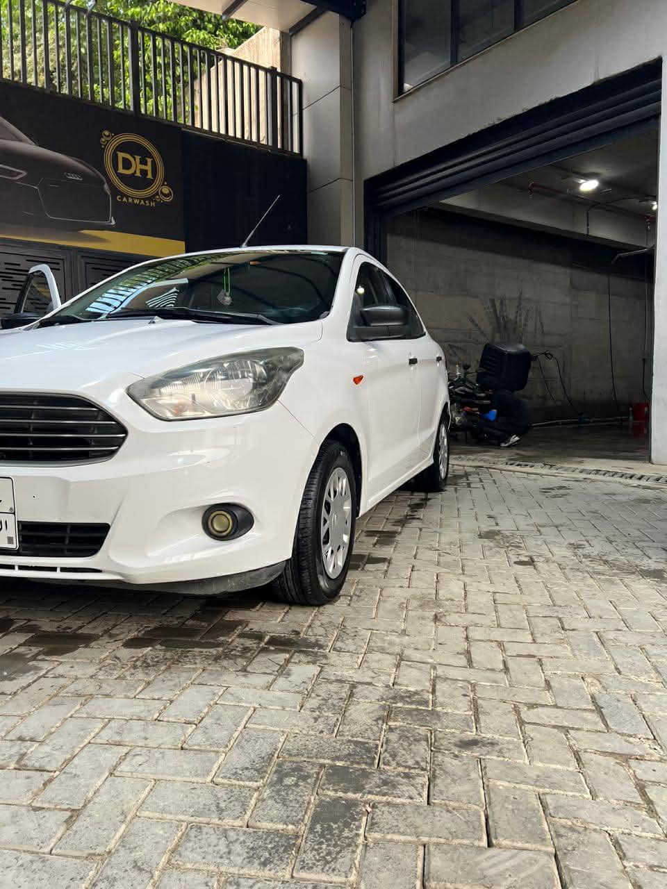 Ford figo 2018

فۆرد فیگۆ ٢٠١٨ 
٤ پستۆن خلیجی مەکینە ١٦ ی مرغوب سفری شەریکەی القاسدە دوو سویچی شەریکەی لەگەڵە فوول مواسەفات شاشە بلوتوز ئۆکس usb سووکان ڤۆلیۆم وحاسەی دواوە دووجام کارەبا abs دەبڵ گیچ  لایت کارەبای بەرز و نزم ئەکات چوار تایەی تازەی لە ژێرایە
سەیارەکە بێ سارد بێ بۆیاخە دەعامیەکانیشی بۆیاخی نیە زۆر زۆر تازەو 
بەناوی خۆمانە گێڕو مەکینەی بڕغوی با نەدراوە وەک سفر وایە ماشاءالله هیچ مەسروفێکی تیا نیە زۆر تازەیە

سعر 95 و معامەلەکەم

 ژم - ***********
