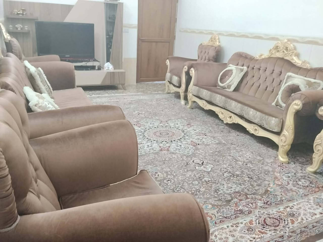 قەنەفە زۆر تازەیە
قاڵی ایرانی ٧٠٠ شانە
مێز تلفزیۆن
تەلەفزیۆن
***********
