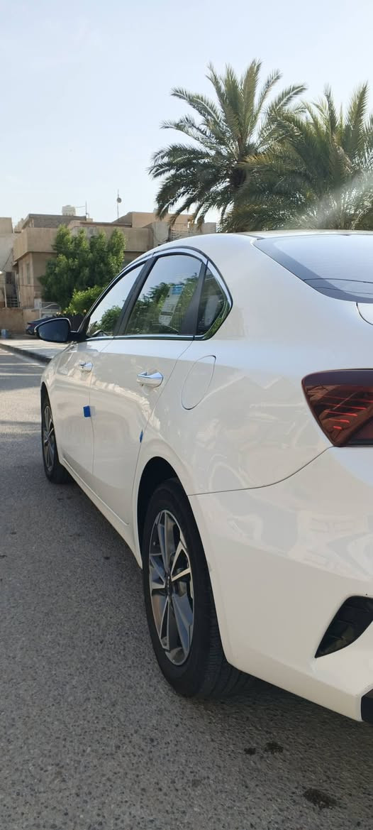 ‏كيا K3 2023 ( خليجي ) سعر السياره 135 وبيهه مجال بسيط 
‏بغداد السديه
‏فول مواصفات - فتحة سلايد
‏
‏الممشى: 62 كم
‏
‏المحرك: 1.5 لتر دبل نوزل
‏
‏ناقل الحركة: 8 سرعات (كير طيارة)
‏
‏رقم /بغداد بسمي
‏
‏المواصفات:
‏
‏فتحة سقف
‏
‏شاشة مع كاميرا
‏
‏تبريد قطعتين + تحكم لمس
‏
‏تحكم ستيرن جهتين
‏
‏مثبت سرعة (كروز)
‏
‏بصمة أبواب + بصمة تشغيل
‏
‏شاحن وايرلس
‏
‏شاحن Type-C سريع
‏
‏شاشة معلومات بالكير
‏
‏أضوية LED زينون 3 عدسات متحركة + خلفي LED متصل أشاير مرايات متحركة + هيترات
‏
‏صندوق ذكي بصمة (يفتح عند الاقتراب)
‏
‏كوشنات جلد
‏
‏سايد بريك بصمة
‏
‏Auto Hold
‏
‏(Sport / Eco / Smart / Comfort) وضعيات 4 درايف مود
‏
‏شاشة عداد ديجيتال
‏
‏الحالة:
‏السيارة بدون ضرر، بيها بارد عله كد شبر 
‏الاستفسار اتصل او واتساب *********** بغداد, العراق
