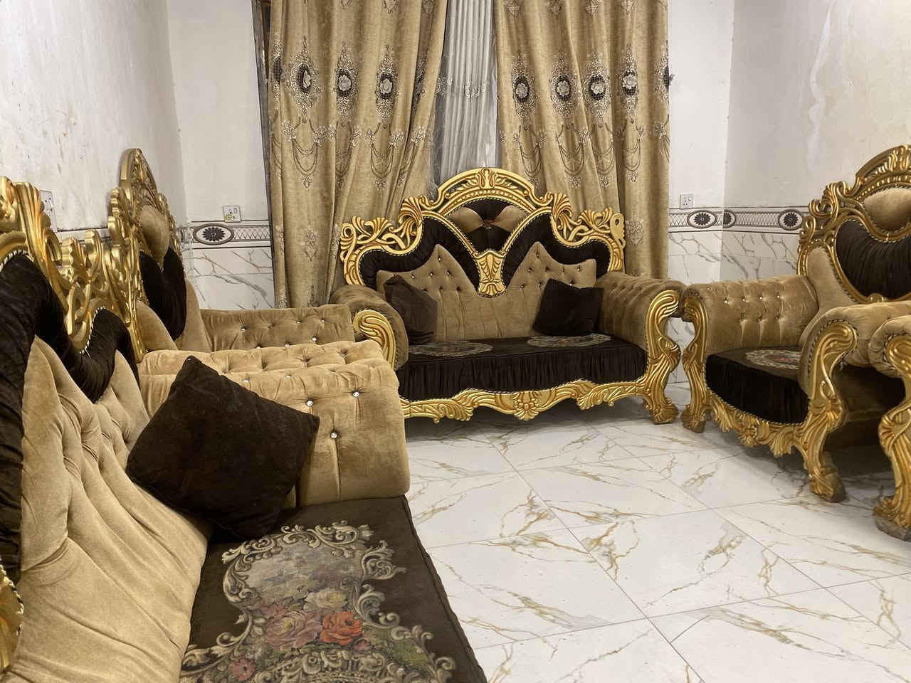 تخم ملكي 10 مقاعد نضيف اخو الجديد اي ضرر مابي ب 350 وبي مجال المكان كربلاء ***********
