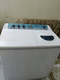 غساله ملابس جديدة ونظيفه وشغاله للبيع غرض زائد السعر300 الف وبيها مجال...