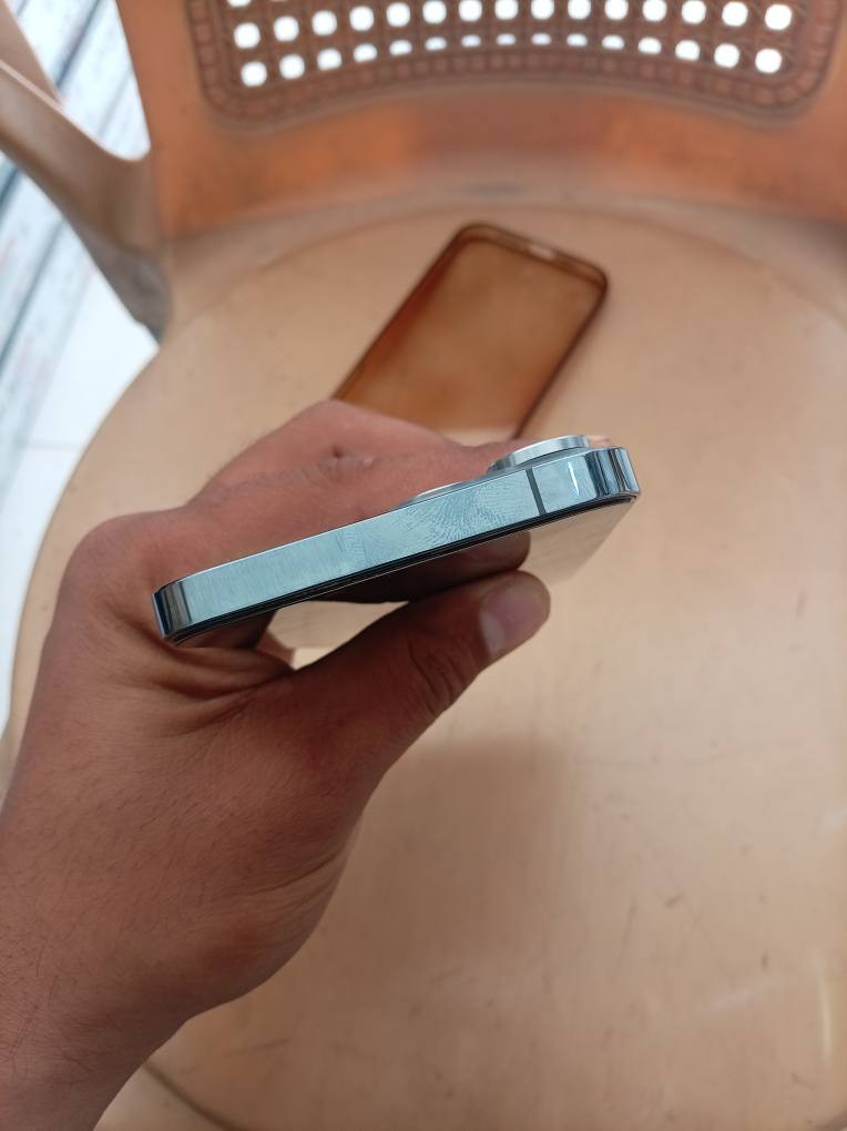 السلام عليكم ايفون 13 برو ماكس ذاكرة 128  بطارية 76  شاشة بيهة خط بس شغال اللمس  سعرة 450 الف ***********
