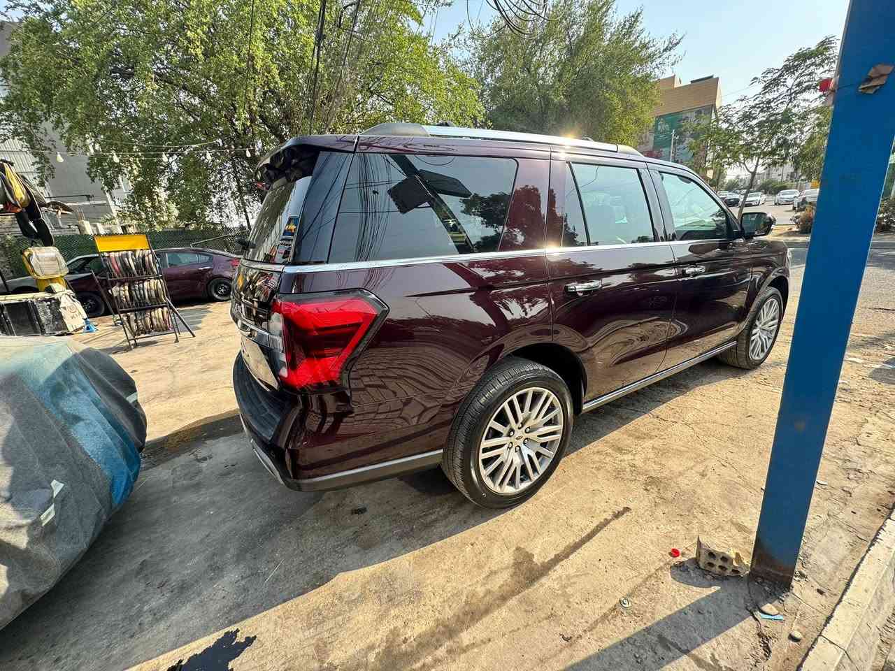 Ford expedition limited 
الموديل :2023 بتره
اللون : جوزي غير محدد
العداد : 33 الف كيلو قابل للزيادة
السعر 39،000$
حجم المحرك : 6 ستة سلندر توين تيربو 
الضرر : 
باب سايق وياب خلفة سايق مبدلات والايربكات بس بردة 
رقم الشاصي
(1FMJU1K85PEA42030)
2x4(RWD) السيارة فوول  
فتحة بانورما
كشنات جلد خمري 
كشنات امامي تدفئة +تبريد 
كشنات خلفية vip + تدفئة
المقاعد الصف ثالث كهربائية مع وضعيات 
انارة داخلية محيطية led 
بصمة ابواب 
تشغيل عن بعد(Remote engine start)
صندوق كهربائي شفط
رادار امامي ( تحديد مسار) تحذير من اصطدام
رادار جانبي ( نقاط عمياء) 
رادر خلفي ( تحذير من اصطدام)
استيرن تدفئة
هاند بريك بصمة
اطفاء وتشغيل السيارة اثناء الوقوف ( auto start and stop)
كاميرا 360 
حساسات امامية +خلفية
 نظام ملاحة وخرائط( navigation )
شاشة قراءة اعطال
توقف ذاتي عند الاقتراب
نظام BANG& OLUFSEN مع مكبر صوت مركزي
مخرج كهرباء داخل السيارة 220v
مرايات جانبية كهربائية 
نظام towing قطر سحب 
شاشة كبيرة  ( تسلا )
***********
