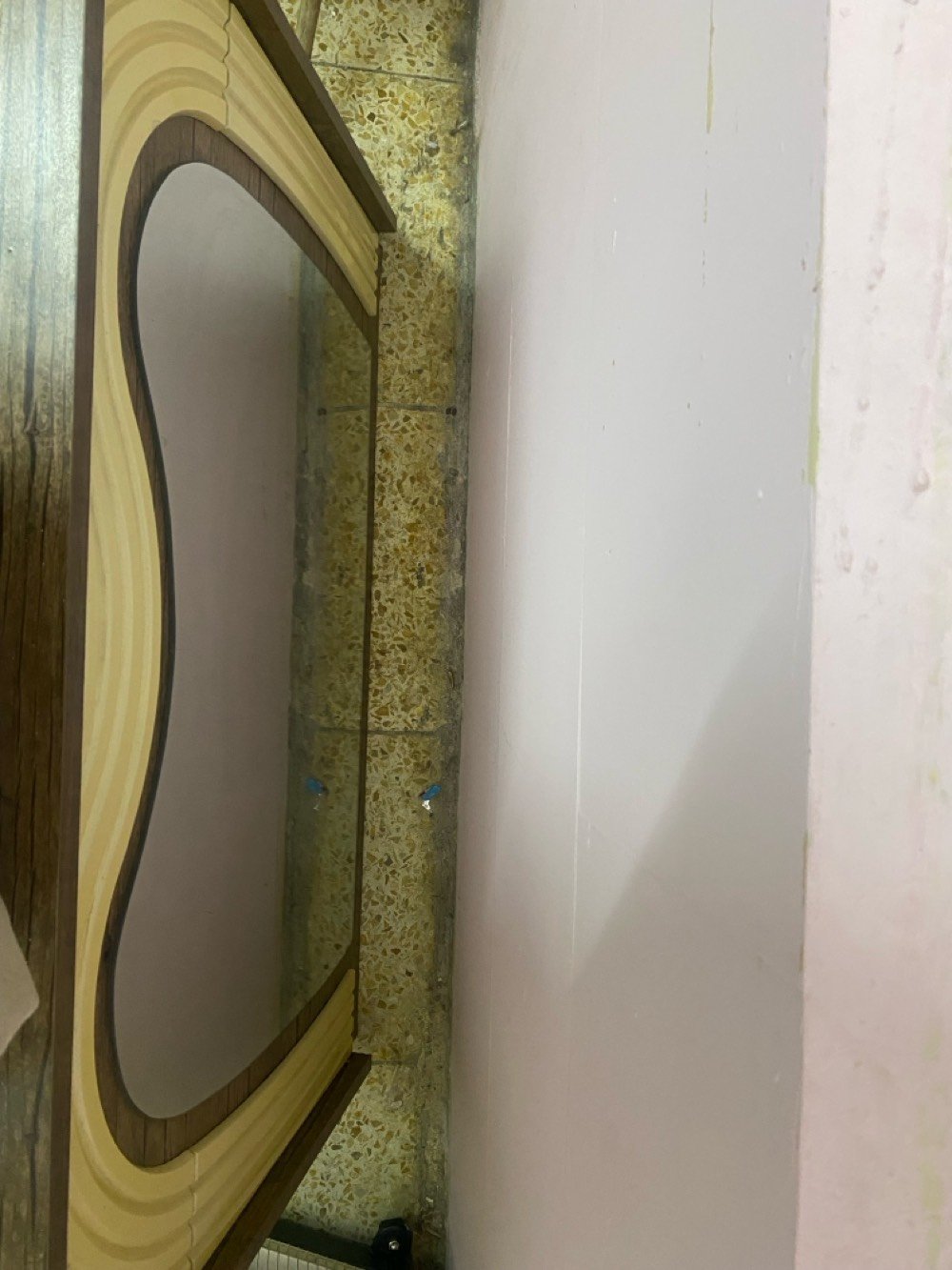 غرفه تركيه للبيع كنتور وميز تواليت نقص بس مجرتين وديلابات ثنين للبيع قيم وتدلل مكاني بغداد العبيدي 