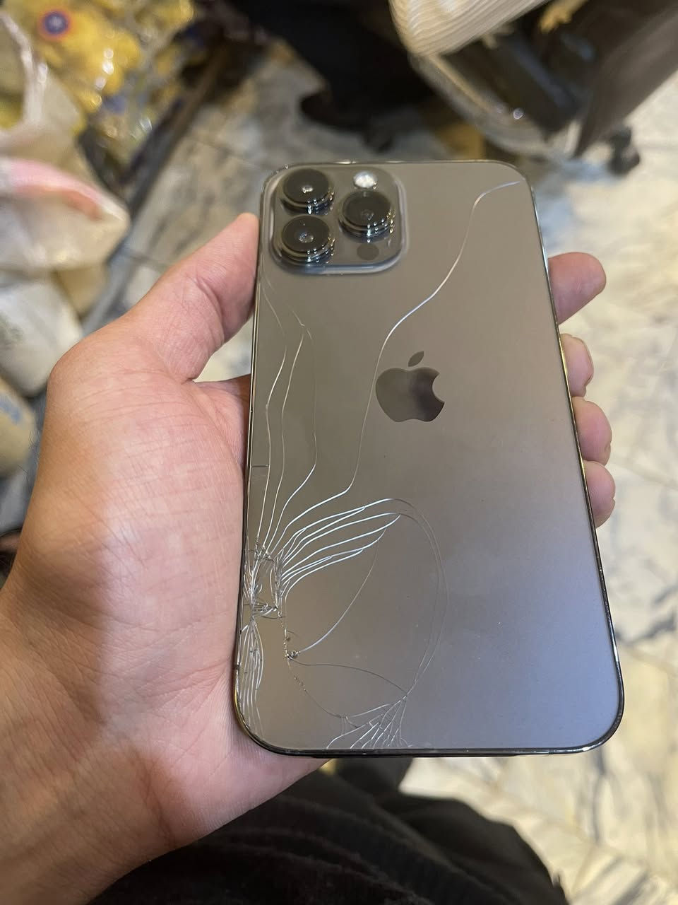 ايفون 13برو ماكس بطاريه 94 وتر بروف ممفتوح بطاريه بلادي بي فقط ضهره مكسور ذاكره 256 سعره 600وبي مجال مكاني البياع ***********
