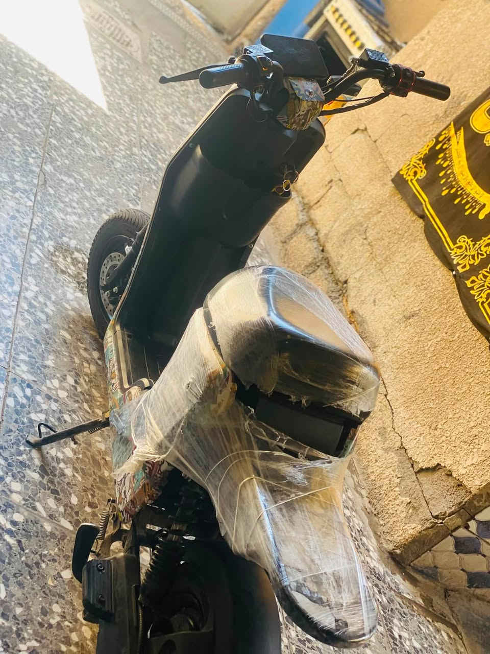 سلام عليكم عدي دراجه شحن نوع آر تسعه دراجه شغاله وحلوه ونضيفه مشمه وسريعه مستعجل على بيعته لسعر 250 قفل قفل قفل مكاني بغداد بل مدينه رقم ***********
