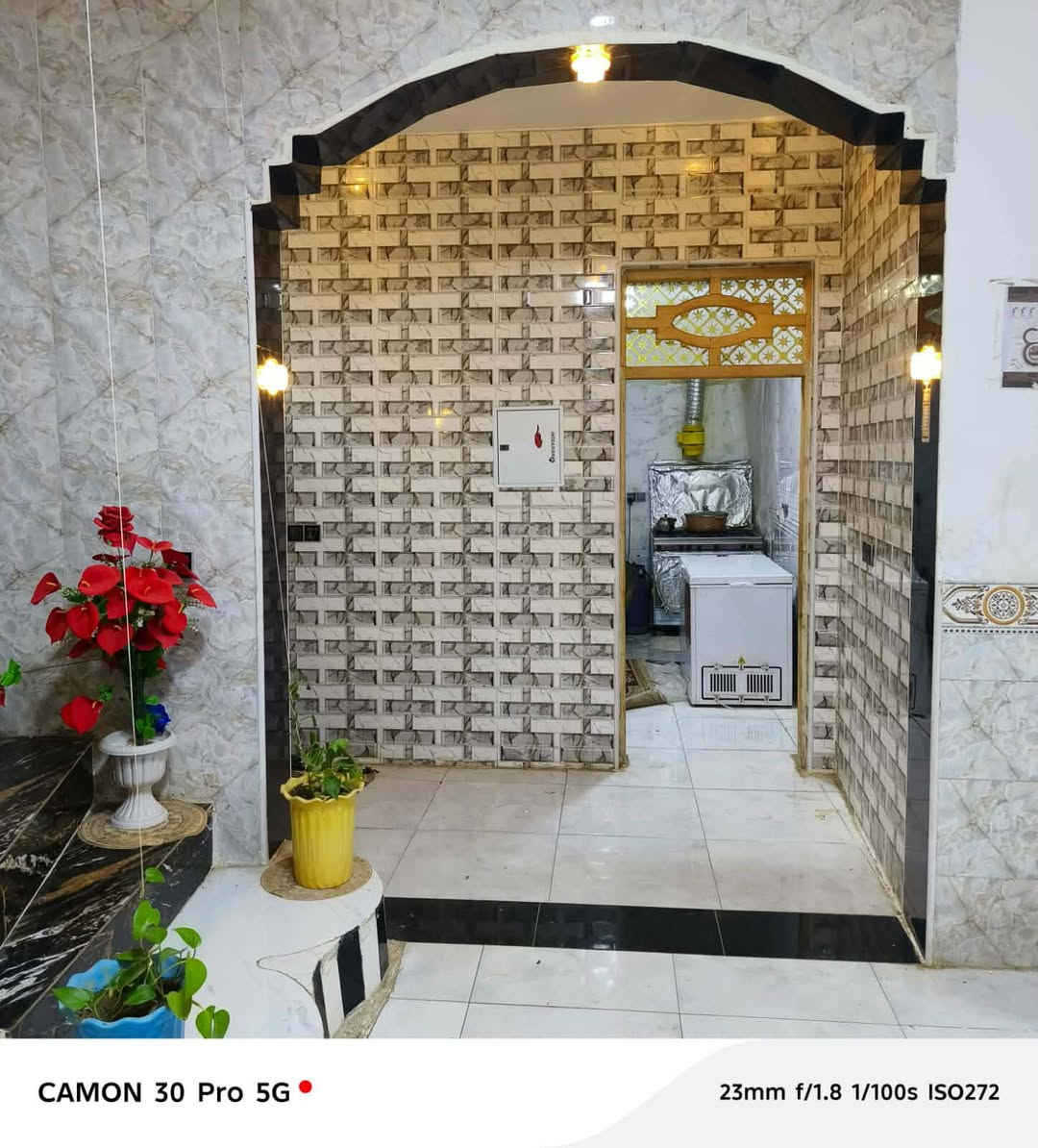 بيت في حي الحكيم نزلت زرزر قريب على المدرسه مكون من غرفتين وصاله ومطبخ واستقبال وهول صحيات داخليه و خارجيه بناء درجه اولى طابوق مساحه 215  سعر 70 وبيه مجال  رقم *********** 👍
