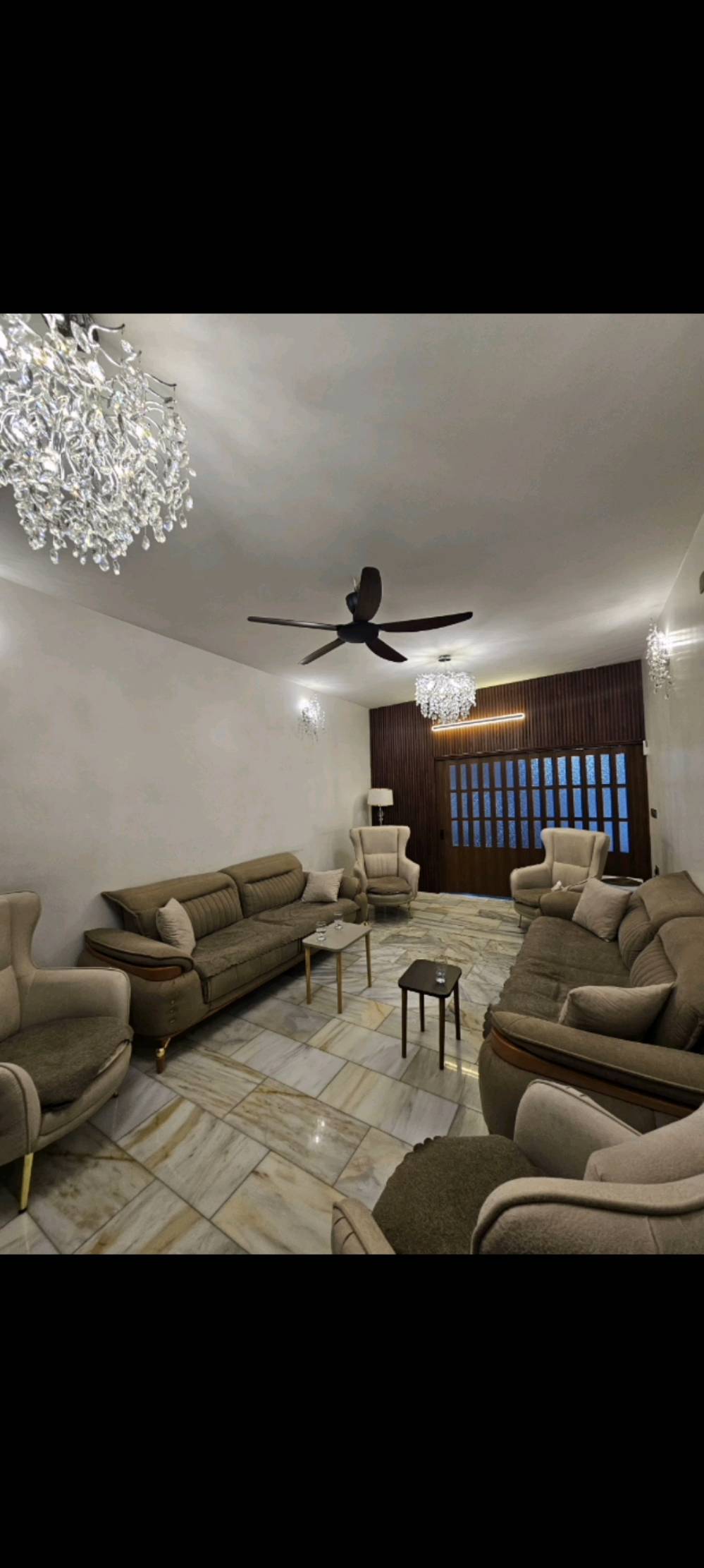 دار للأيجار 
المساحة 150متر 
الدورة شارع ابوطيارة 
يحتوي على 3غرف نوم 
الدار خالي من الاثاث