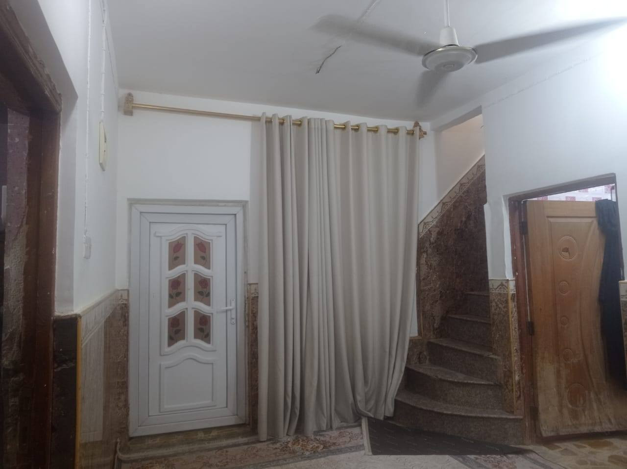 سلام عليكم بيت للبيع 100متر مربعه حي العسكري يم ابو غنيمه خلف شارع الصب
غرفه وصاله مطبخ صحيات مكشوفه صطح  البيت نضيف كلش جاهز  السعر80وبي شويه مجال ***********بسمي البيت
