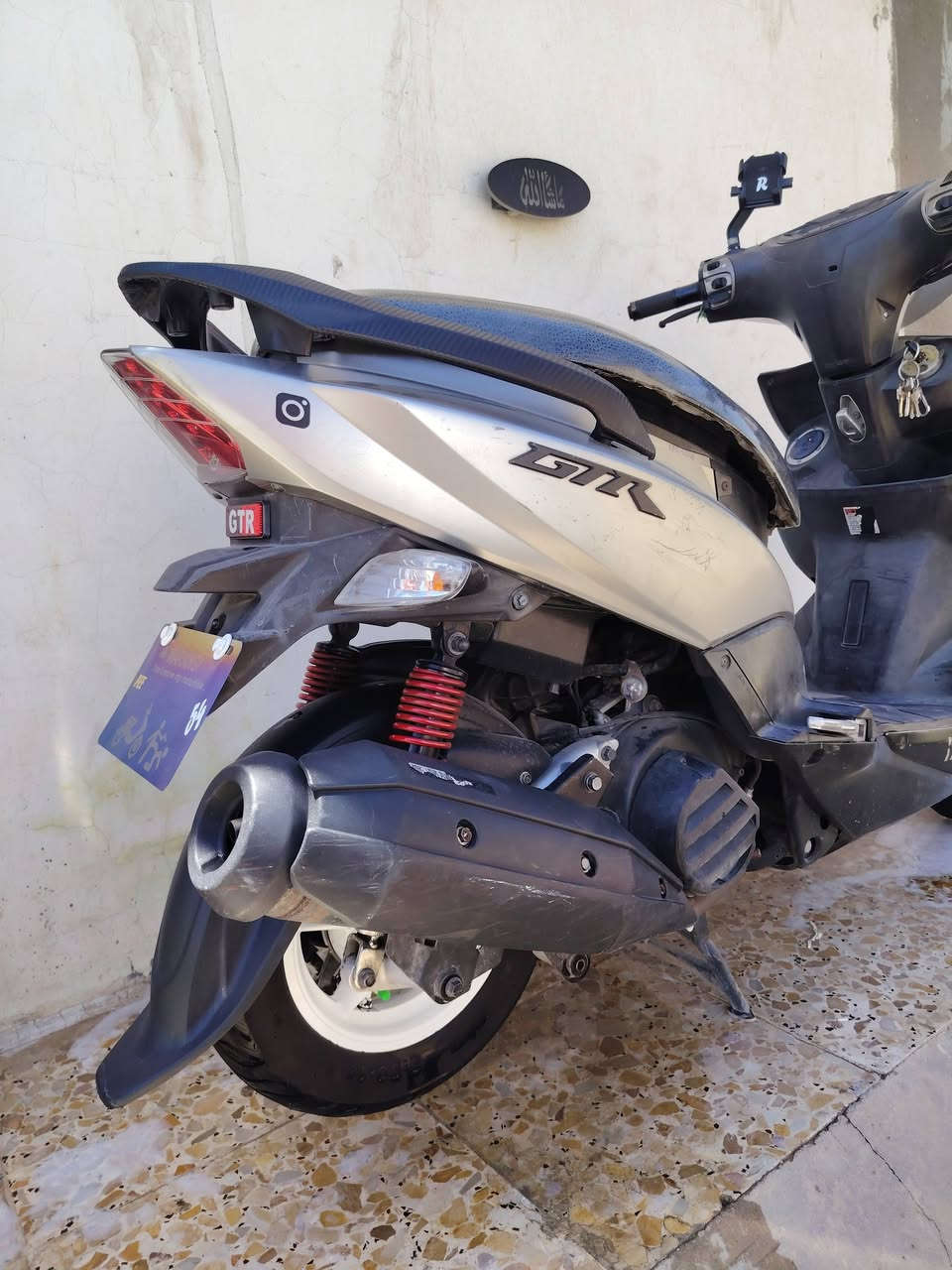 السلام عليكم دراجه GTR للبيع بلاديه كفرات ختم واحد نكره سلف كهربائيات كلهه شغاله المكينه بلاديه مامفتوحه صار شهر نازله من رمبه المكينه بعدهه ستيل نوعيه الدهن استعمل امزويل بانزين محسن كيلو متر شغال ماشيه 18 الف حقيقي الرون شغال طوافه البانزين شغاله دراجه بلاديه مامتعوبه اوراقهه كامله ويل ابيض تايرات جدد بعدهن مال رمبه البلاديات السعر مليون و 150 وبيها مجال الشراي يتصل واتساب أو ماسنجر ***********
