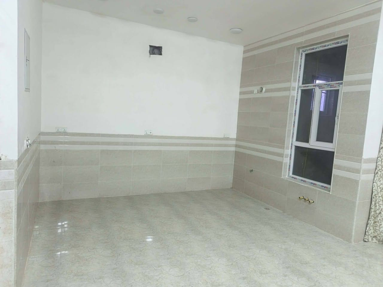 بيت ٢٠٠ متر منطقة البلديات قرب توزيع الطابو نهاية شارع القاضي مال طشاش .
شارع 12 
رقم البيت 10127
بصف الركن
بناء طابق ونص نظام سويتات 
حديث بناء سنه ٢٠٢٢ ، بناء درجه اولى . 
مطلوب اسكان 60 مليون 
السعر 250 مع الاسكان وبي مجال بسيط 
*********** .
