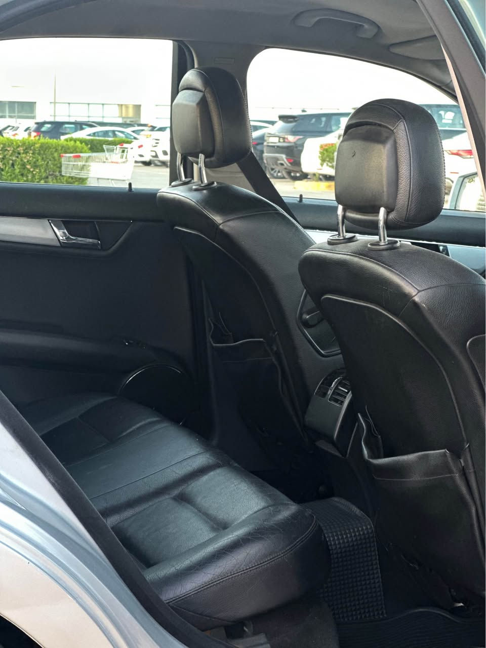 Mercedes benz C300  V6
موديل ٢٠١٠ 
محرك ٦ سلندر ممفتوح بشرط
مكان سيارة سليمانية 
**********************
سعر مطلوب ١١٩ ورقة مجال

للبيع فقط   
**************
سيارة بی جاملغ خلفي  صبغ
بدون ضربة 
و شبر جوه  بالباب سكن امامي 

مواصفات سيارة
****************
كشنات جلد
كشنات كهرياء 
مرايا شفط
شاشة متحرك
ستيرن تحكم 
و بعد مواصفات معروفة
***************
رقم فحص و هزة جديدة
گیر و محرك و تبريد و حدادية بشرط
 مسيرفسة كاملة و تخم تاير جديد

مكان سيارة سليمانية 

*********** السليمانية, العراق
