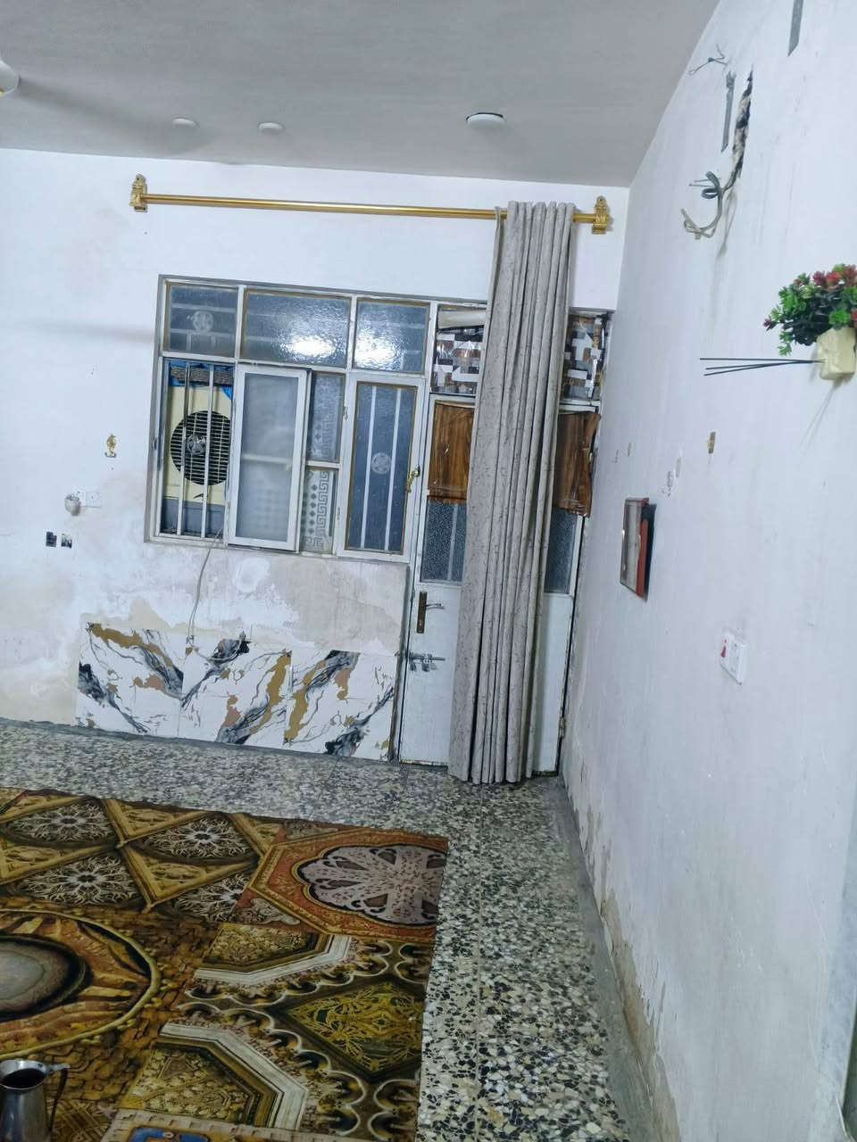 سلام عليكم من رخصه الدمن بيت للبيع بل حميديه يم المدارس 200 متر غرفتين + صاله + استفبال،+ مطبخ صحيات داخليه وخارجيه الستفسار اكثر انتصل ***********
