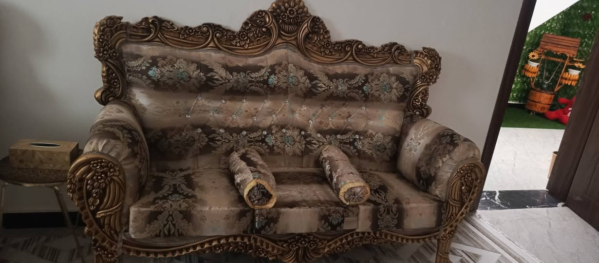 السلام عليكم
قنفات ملكي تخم كامل حاله ممتاز جديد 
متكون من 10 مقاعد 
مع كوشات 8 مع سيت طبلات 3 
النجف مجمع ابو تراب 
السعر 750 الف 
الإتصال ***********
