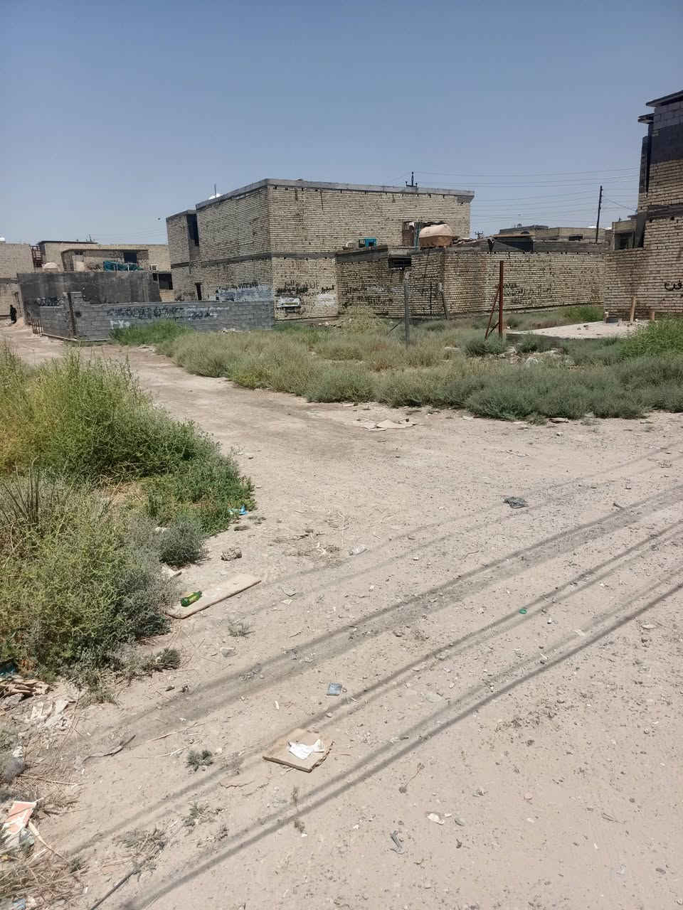 سلام عليكم قطعه ارض لبيع في سريدات 
مساحته 100 متر مربع بصف ركن 10X10
 بصف شارع سنده 25 تحويل بيه كامل 
رايدينه 25 مليون بل نسبه خدماته كامله 
للاستفسار تصل ***********
