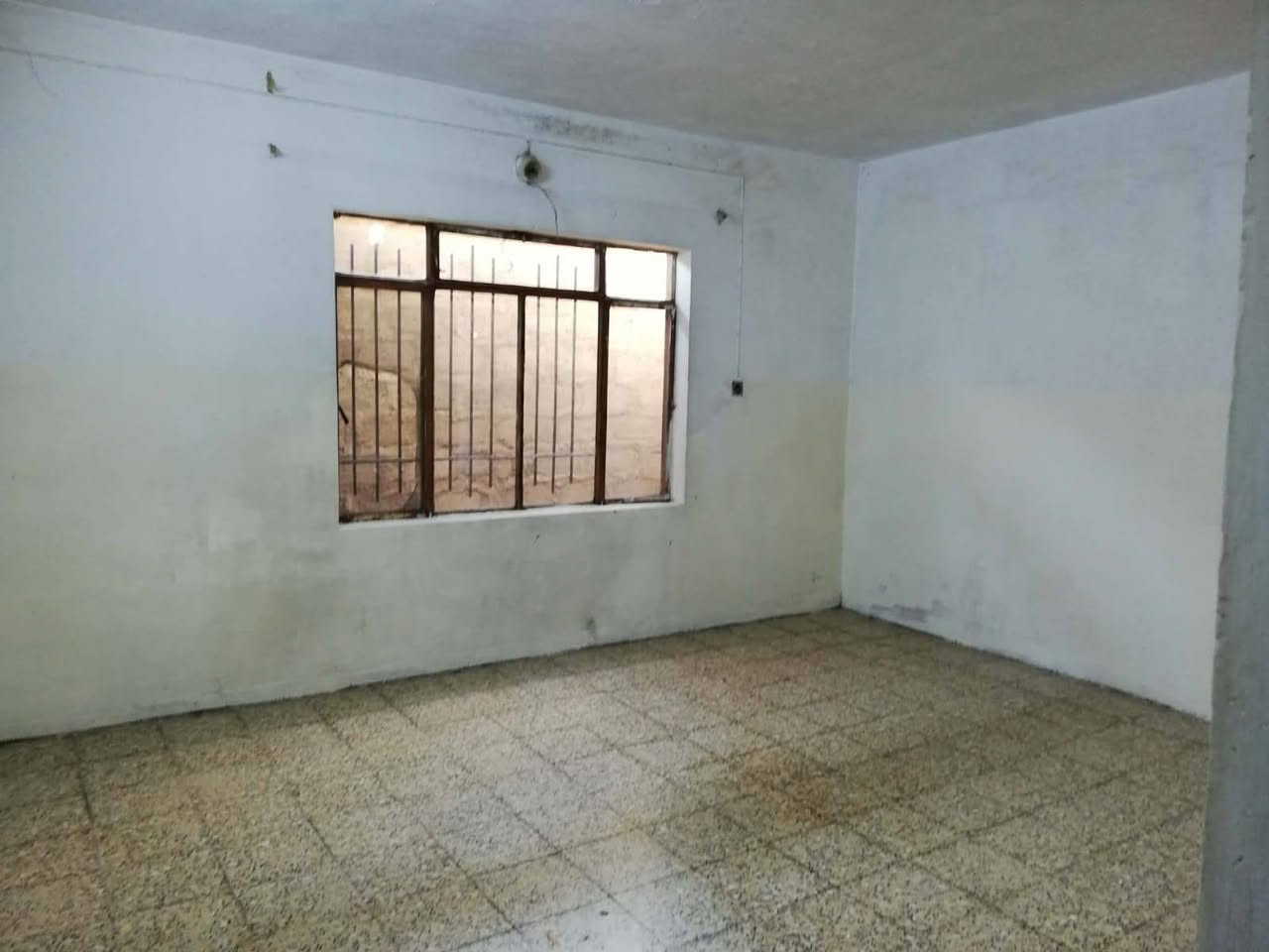 دار للايجار حي الوحدة سايدين السبعاوي بالقرب من مستشفى السلام مساحة الدار 250متر 
غرفتين نوم هول حمام مطبخ استقبال 
 ملاحظه من ضمن الدار محلات ماجره 
للاستفسار الاتصال على الرقم 
***********
