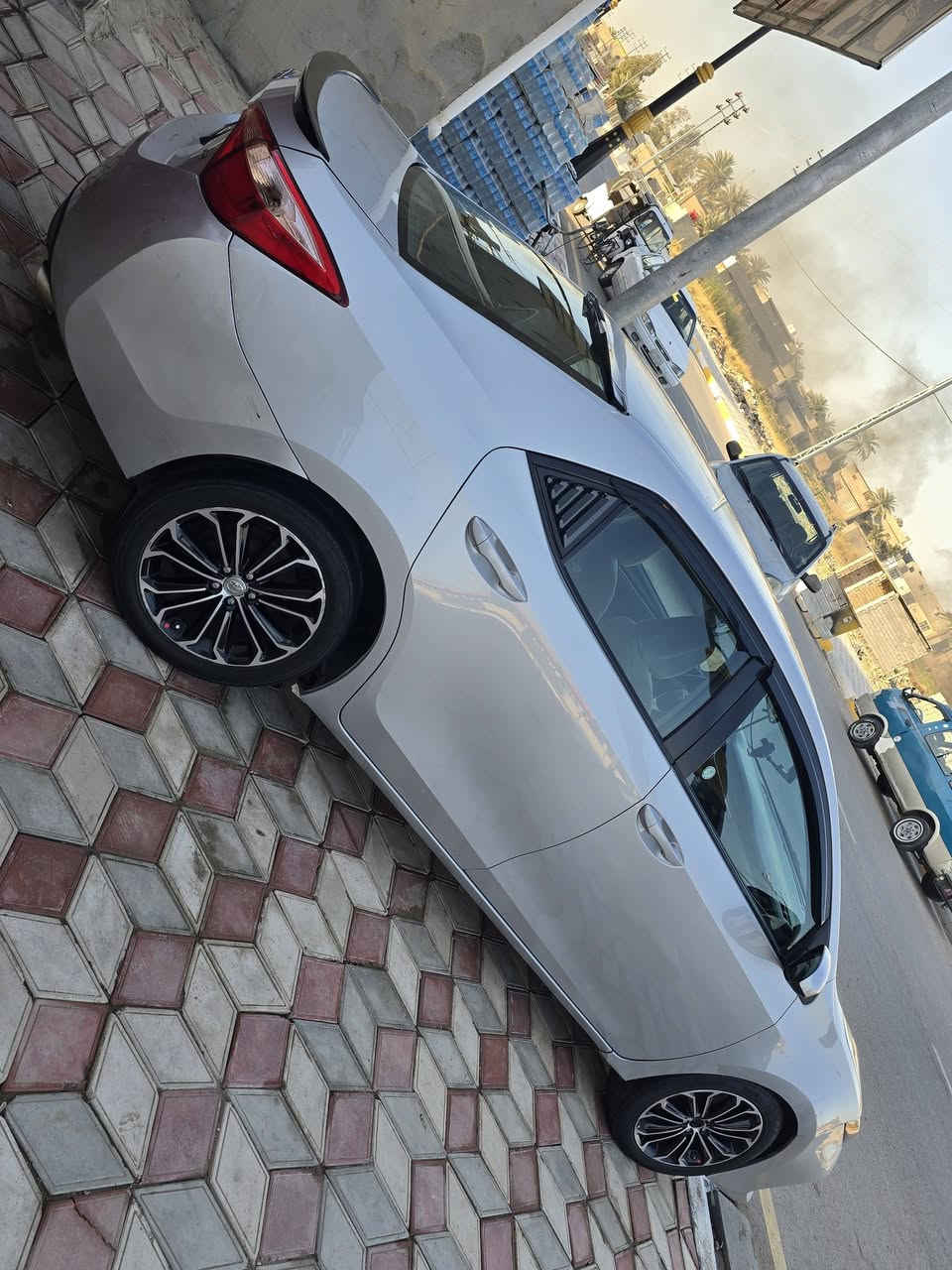 السلام عليكم ***********
كورلا موديل 2017
فئة LE
حادثها كدامك بس خشم البنيد فقط حتة للراديتر ماواصل وبيهة ٣قطع كلير فقط كلير فقط مرشوشات بأمريكا 
السيارة ماشية 90حقيقي 
كير محرك مامفتوح ع وضع الشركة ميكانيك السيارة كلة تمام تبريد تدفئة كلة تمام وشركة مابيها كل نقص السعر 135 وبي مجال
