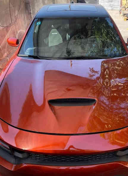 السلام عليكم
جارجر 6.4 سكات باك ديتونا اصل فول مواصفات
لون مميز رقم بغداد مديل 2022 سنوية جديدة 
قمارة اسود بلاد 
فتحة 
شاشة جبيرة 
كشنات كهرباء السايق والراكب وخزن ميموري وحضن جلد وشاموا الامامية تبريد وتدفئة الخلفية تدفئة 
الستيرن متحرك كهرباء +تدفئة 
دشبول جلد دبل خياط
شوتة موبار مفتوحة الاصلية مال السيارة
ويل 20  ديتونا الاصلي
سستم صوت هارمن كاردن 
صالنصات موبار
مكينة وكير مكفولات
السيارة ستوك بدون اي تعديل او برمجة
تعمير وصبغ جاملغ جهة السايق وتبديل باب خلفي وسحب شاصي ع البارد 
السعر 268 وبي مجال للشراي 
*********** واتساب
