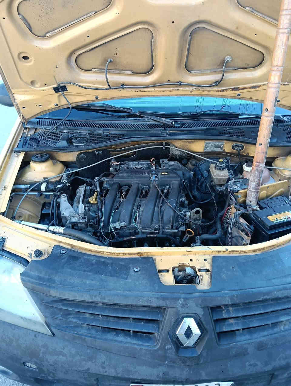 رينووو لوكان 2009 للبيع السياره جاهزه السنويه بأسمي سعره 30 ورقه وبيه مجال حك الجيه والسنويه ساقطه *********** بغداد البياع والتبريد شغال
