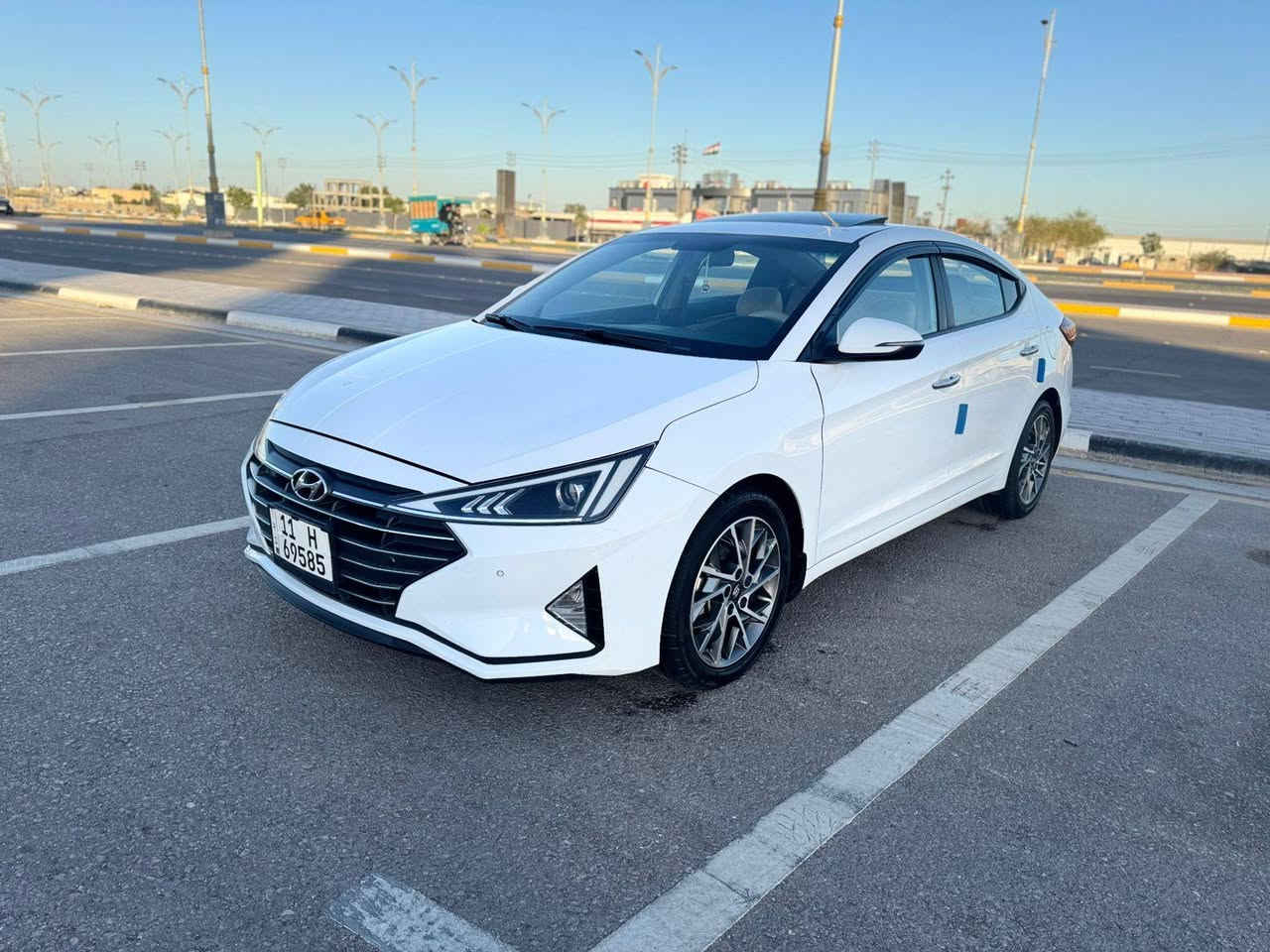 السلام عليكم للبيع هونداي النتر مديل 2020 وارد خليجي بيه جاملغ خلفي جهت اليسره فقط السياره فول مواصفات وحد عله واحد الموصفات فتحه صقف تحكم استيرن اشاير مري شاشه كبيره كمره دواره حساسات خلفيه بيه هواي مواصفات مكينه كير حداديه تخم تاير تبريد ثلج السعر 138 مكان السياره كربلاء الستفسار اكثر عل رقم ***********
