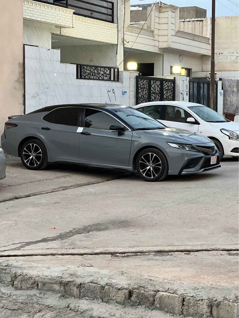 كامري موديل ٢٠٢٤ ره نك صميتي.ناو سؤر 
ته كسي دوبه ي بي ليدران
كير مه كينه هايبريت به شه رت 
ره قه م نوئيه به ناوي خؤم
شوين هه ولير 
Raqam.*********** أربيل, العراق
