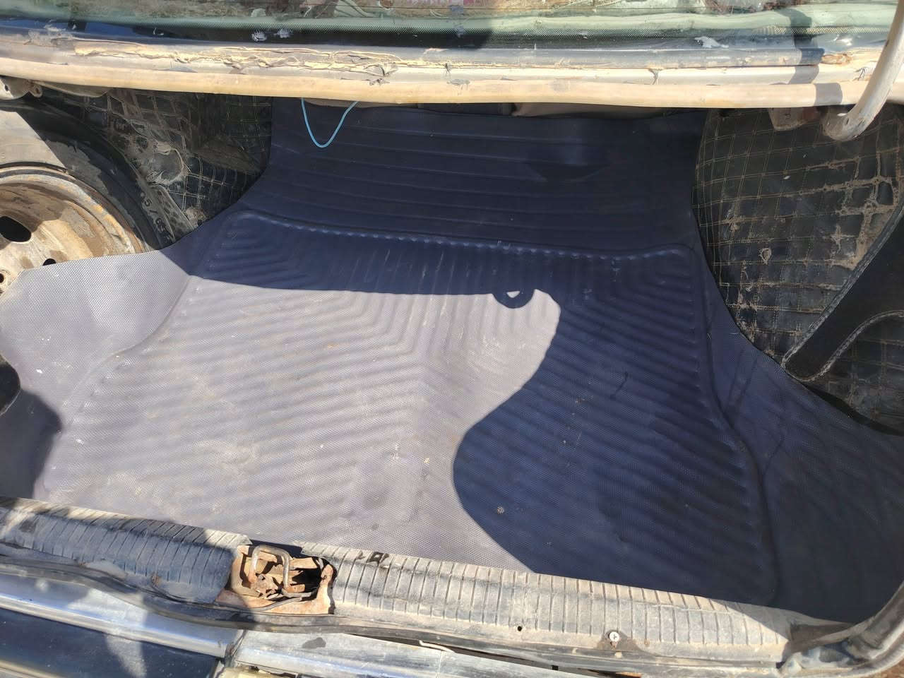 للبيع أوبل أوميگا ٢٠ موديل ٨٩
محرك وگير شرط المحرك معمر جديد رايمن. 
محورة كابريته تنسه الايرفلو وخربطته وصرف البانزين قطارة ما شاء الله 
سيارة شغالة وما عايزها شيء
صدر نص عمر الشرعي – من الموصل
بيها وكالة عامة ام الباركود صاحبها بالمنطقة شرط التحويل السعر ١٥ وبيها مجال
للاستفسار التواصل على الخاص ***********.
