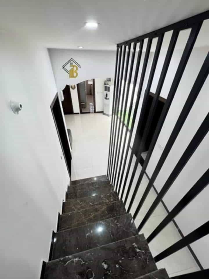 🏡 دار للبيع – طابو عثماني

📍 العنوان: حي الثقافة – بفرع بيت رئيس الجامعة – خلف مطعم دار اليمن (زرزور سابقاً).

🔹 المساحة: 200 م²
🔹 واقع الحال: 225 م²
🔹 البناء: فول كونكريت مسلح

✨ مواصفات الدار:

غرفتا نوم كبيرتان، إحداهما سويت
مطبخ 
استقبال واسع 
صالة كبيرة
3 مجاميع صحية
كراج سيارة

حديقة خارجية
حديقة داخلية مع شلال

غرفة مؤسِّسة في الطابق العلوي

🏠 دار مميزة بتصميم عملي ومساحات واسعة، مناسبة للعوائل الباحثة عن السكن الراقي والموقع الهادئ داخل حي الثقافة.
المراجعة 
     ♦️♦️♦️مجموعة باسم الشمري♦️♦️♦️
      ♦️♦️للاستثمار والتطوير العقاري♦️♦️
الفرع الاول/بغداد،القادسية،قرب مجمع الوزراء
الفرع الثاني/الديوانية،الجزائر ،الشارع الخدمي،مقابل تقاطع أم الخيل
للأستفسار الاتصال على📲
قسم المبيعات 📠
***********📱
***********📱 
📲 حمّل تطبيق باسم الشمّري العقاري الآن من Google Play:
👉 [https://play.google.com/store/apps/details?id=com.basemShamry.app](https://play.google.com/store/apps/details?id=com.basemShamry.app)
🍏 قريبًا على App Store
