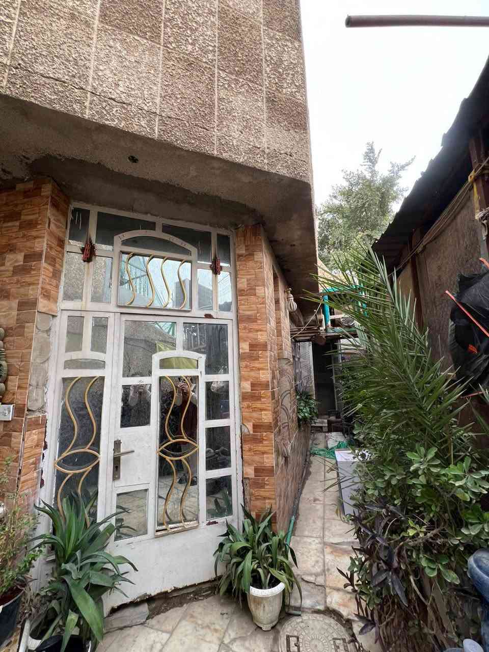 السلام عليكم
بيت البيع 10*20

بيت 200 متر (مربع)

البلديات 
حي الصحفيين 
اخر فرع بل صحفيين 
غرفتين نوم 
صاله
مطبخ
استقبال
مكلف بل نشر
استفسار
***********
