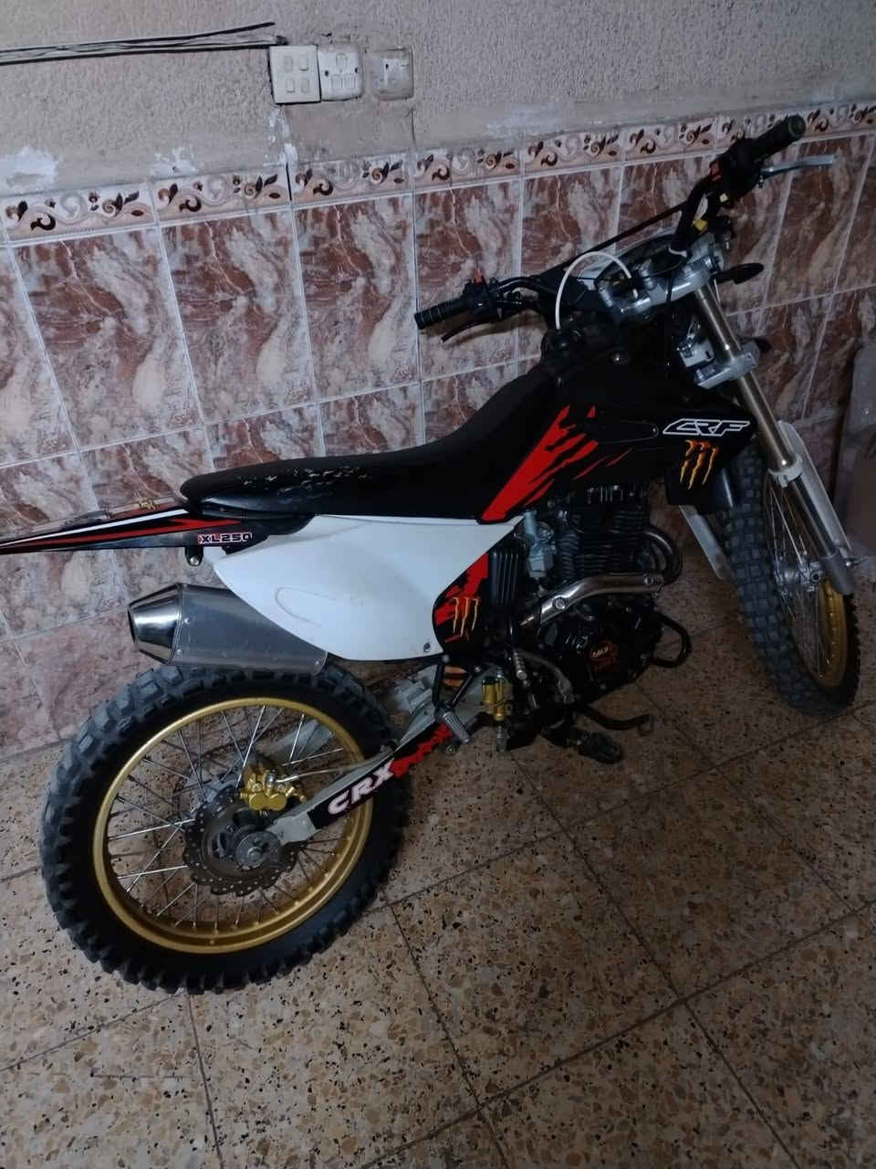 سلام عليكم قفاز للبيع CRX موديل 2025 شهر 6 دراجه مكينه وكير مكفولات خير من الله نضيفه كلش انضف من الي بل صوره مكاني بغداد الحسينيه مال راجديه *********** سعرها مليون و200 وبيها مجال
