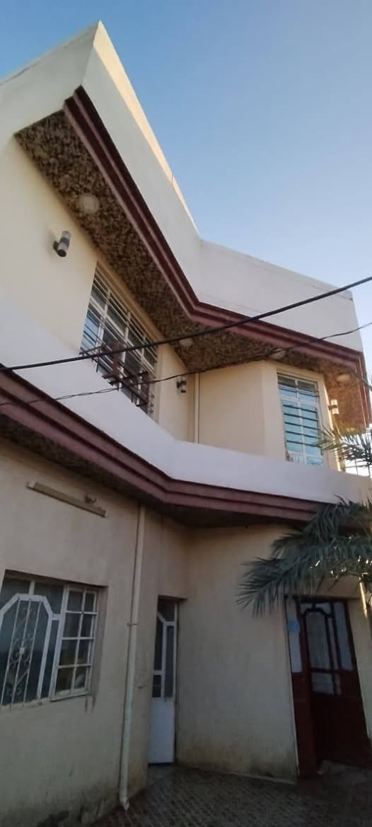 السعر 75 اوبي مجال
دار للبيع ملك صرف طابقين 
حي الحسين  قرب مدرسة شهداء حي الحسين 
يتكون الطابق الارضي  من مطبخ استقبال صاله غرفتين نوم حديقه كراج 
الطابق الثاني 4غرف
للاستفسار 
***********
