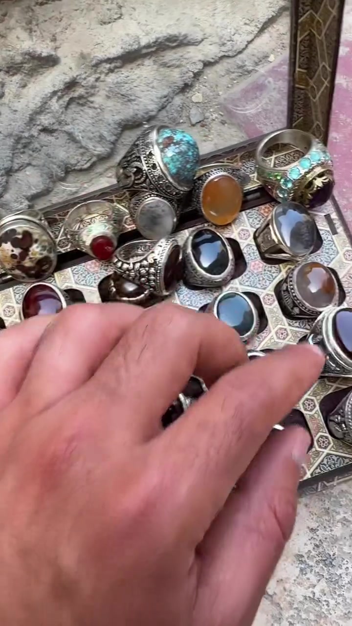 السلام عليكم خواتم البيع كلمن وسعره واذا تريد شلع عادي رقمي ‭0776 592 8747‬ بي وات ساب
