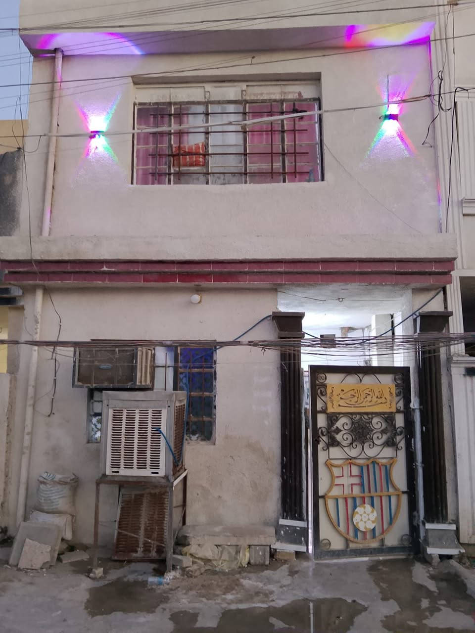 السلام عليكم
بيت ٦٠ متر قاطين للبيع
واجهه ٥ ونزال ١٢ موقع مميز منطقة ٣٠٠٠ في شارع الشبكة الرئيسي مو فرعي يتكون البيت الطابق الأرضي صاله ومطبخ وحولي مع حمام وتواليت مشترك وإضافة غرفة صغيرة 
اما الطابق الثاني حولي كبير مع غرفة نوم مثل ما موضح بالفديو 
التفاصيل والسعر على الرقم *********** او مراسله الصفحة متوفر وتساب ثائر ثائر سامي عطيه الكاظمي
